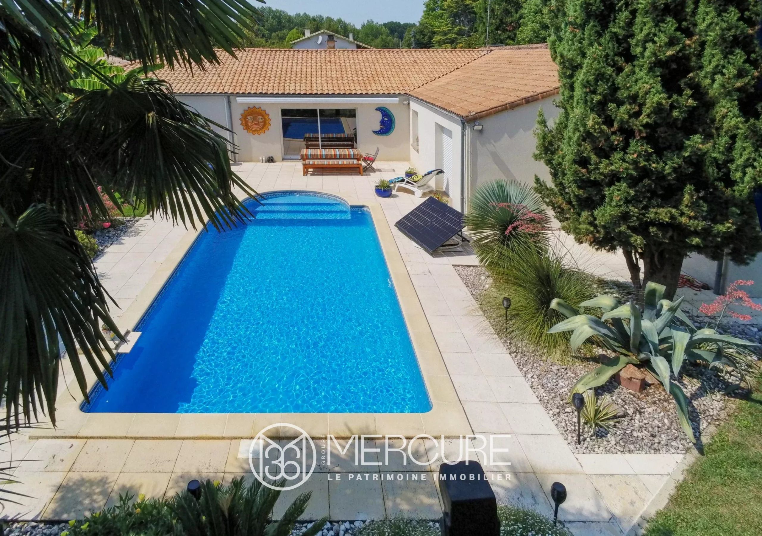 A single-storey detached house with a home cinema, garages and a swimming pool - 10371PO