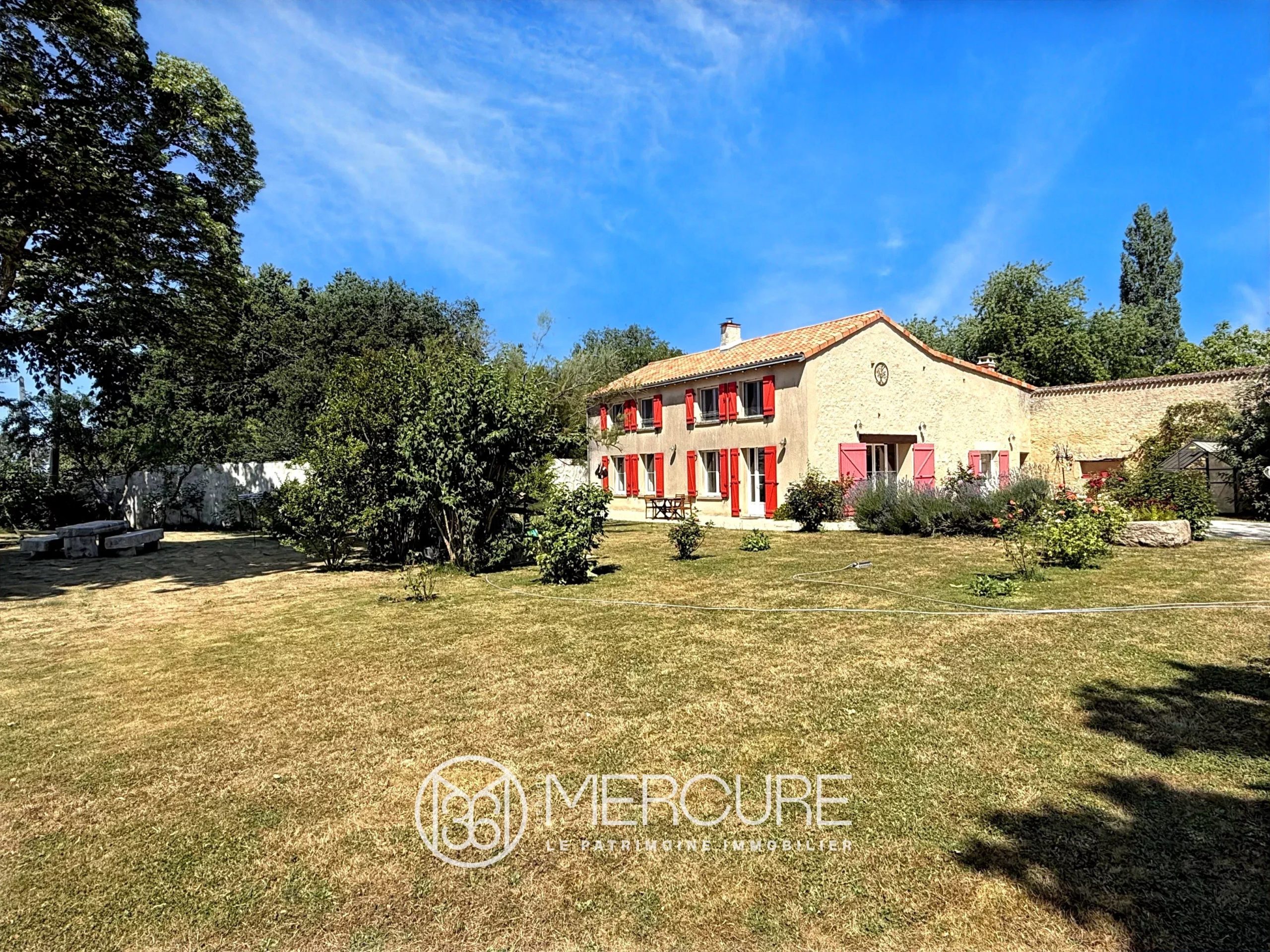MAISON de CHARME sur MAGNIFIQUE JARDIN avec PISCINE - 10391PO