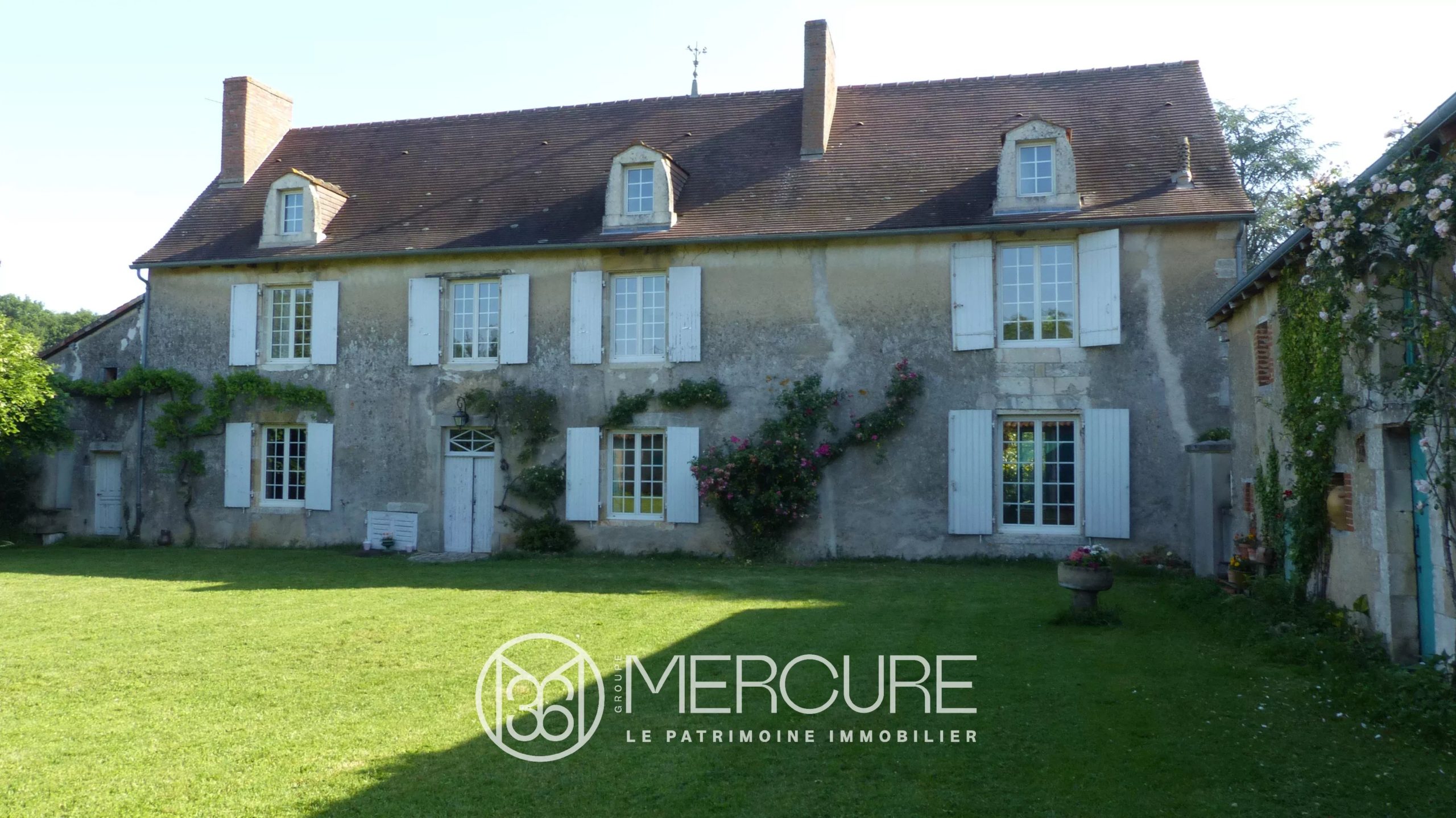 TRES BELLE DEMEURE 19ème SUR TERRAIN DE 10 HA - 10329MO