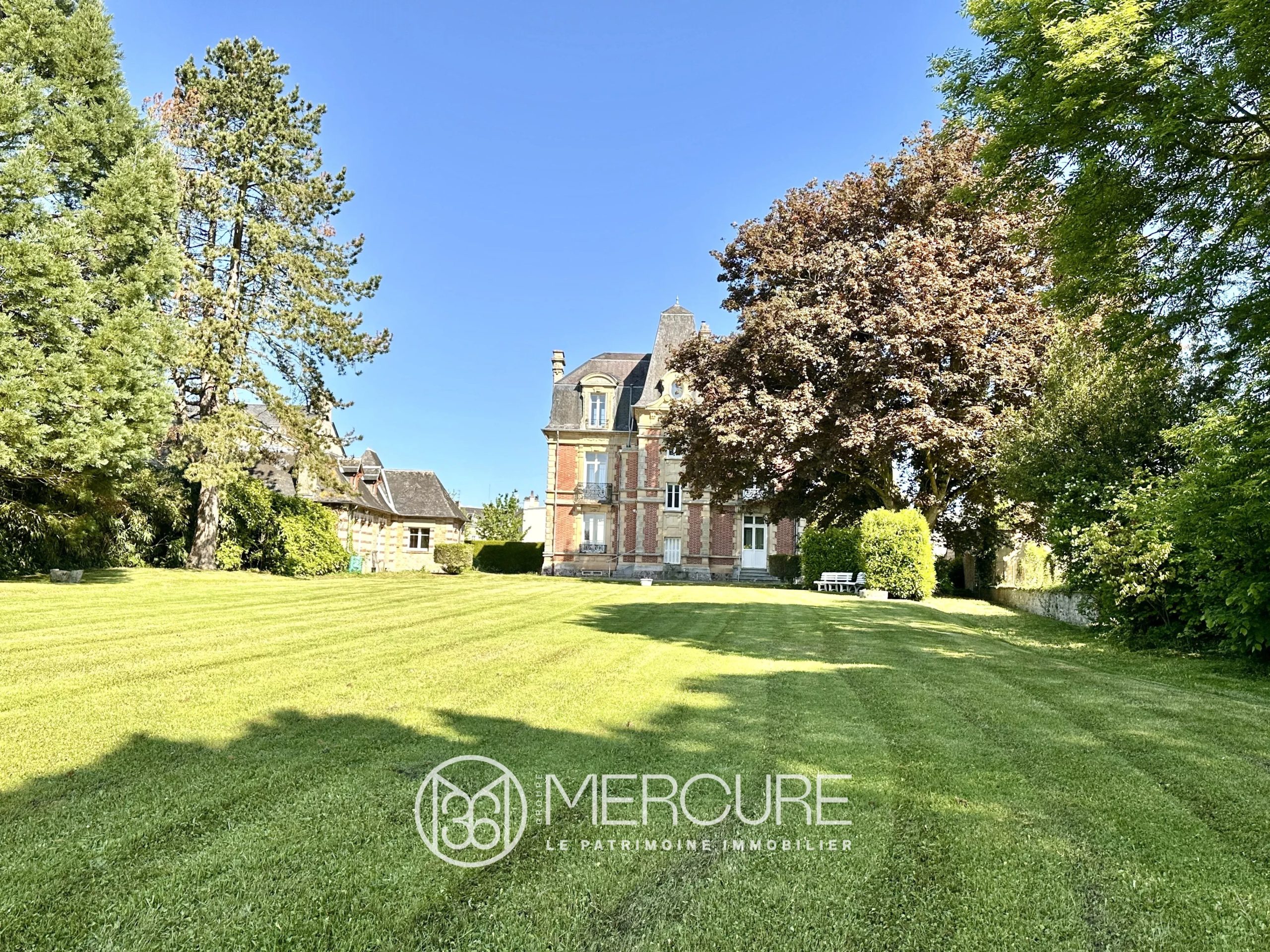 ELEGANT HOUSE IN THE HEART OF A VILLAGE - 21501NO