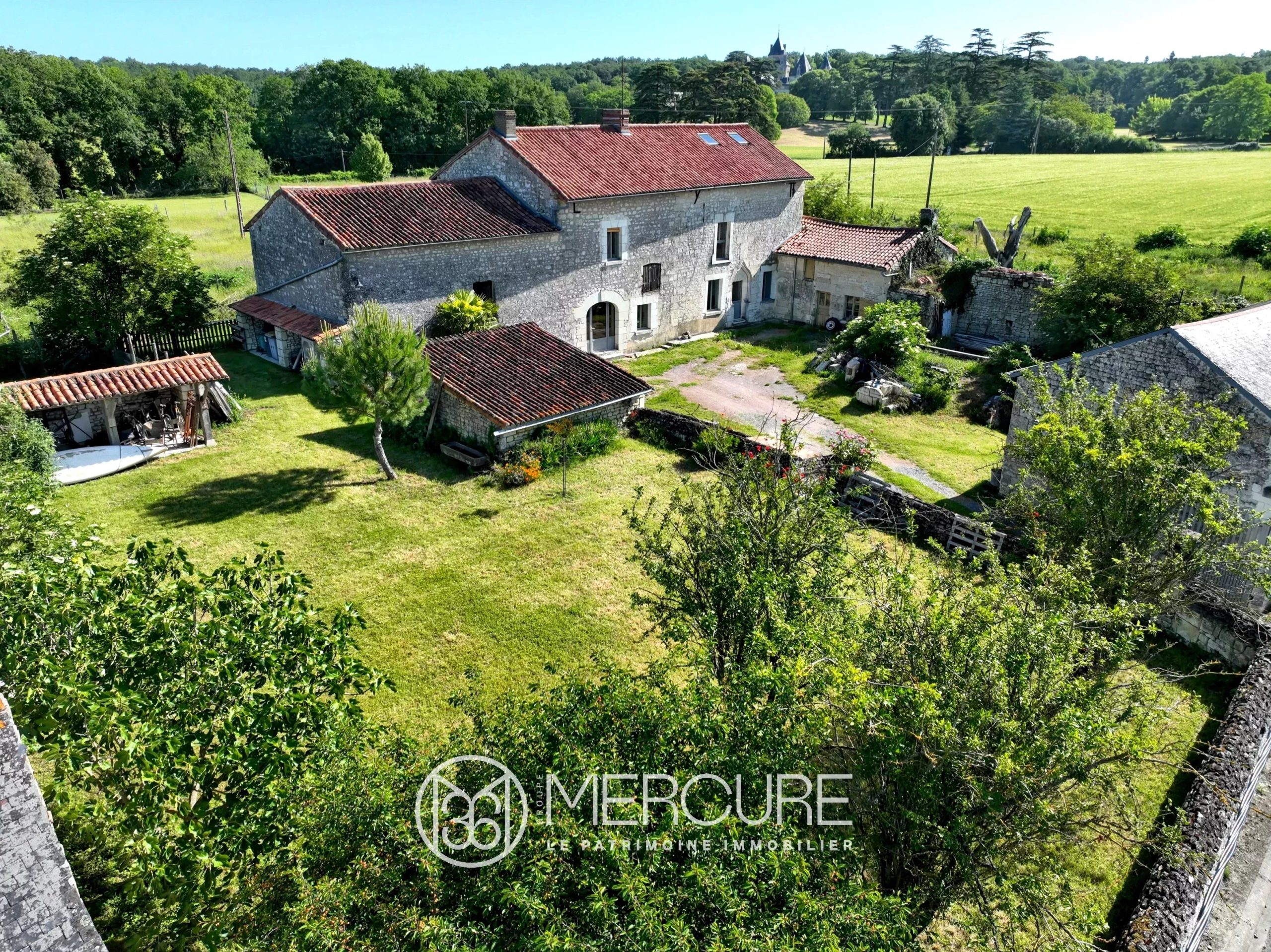 15th–19th-century property of 230 m² with outbuildings on 7,000 m² - 10380PO