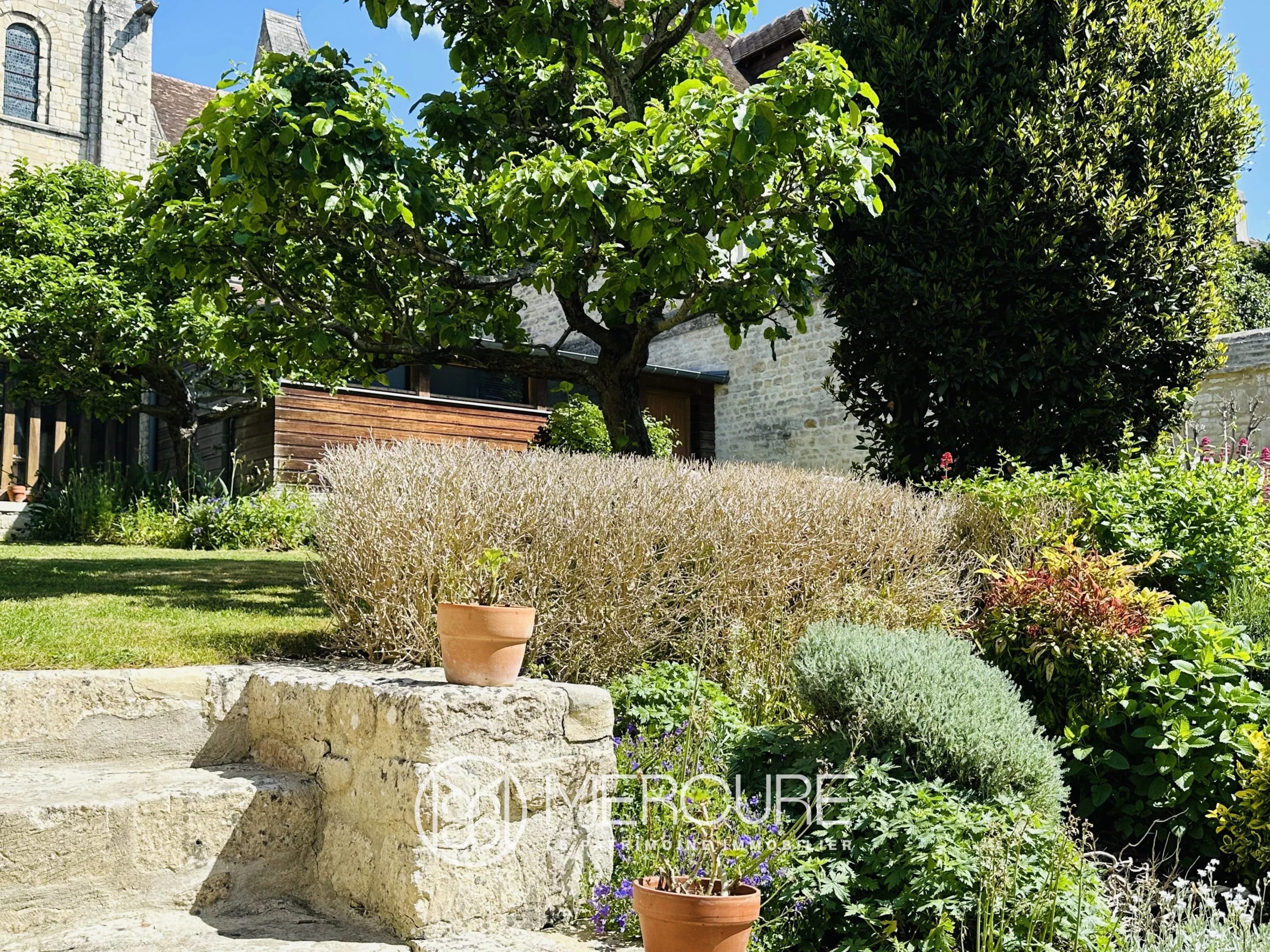 ELEGANTE MAISON FAMILIALE AVEC JARDIN - 21642NO