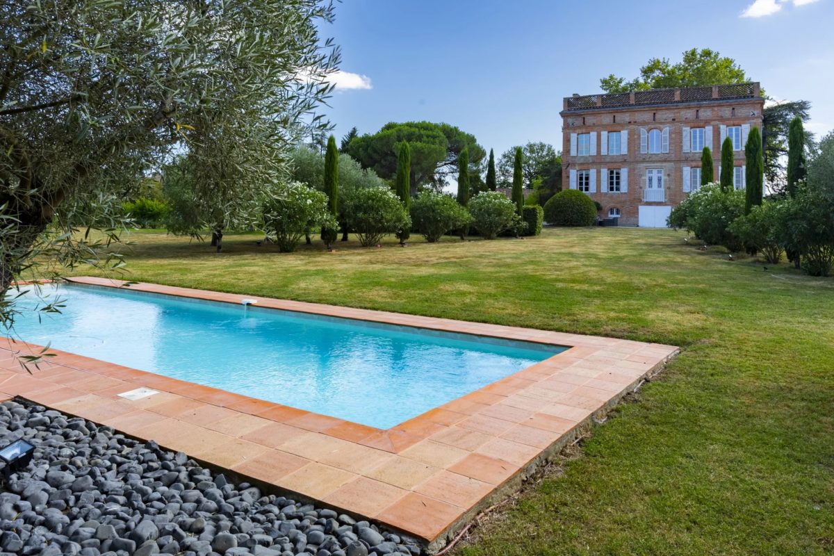Maison de maitre avec piscine et dépendance proche de Buzet-sur-Tarn