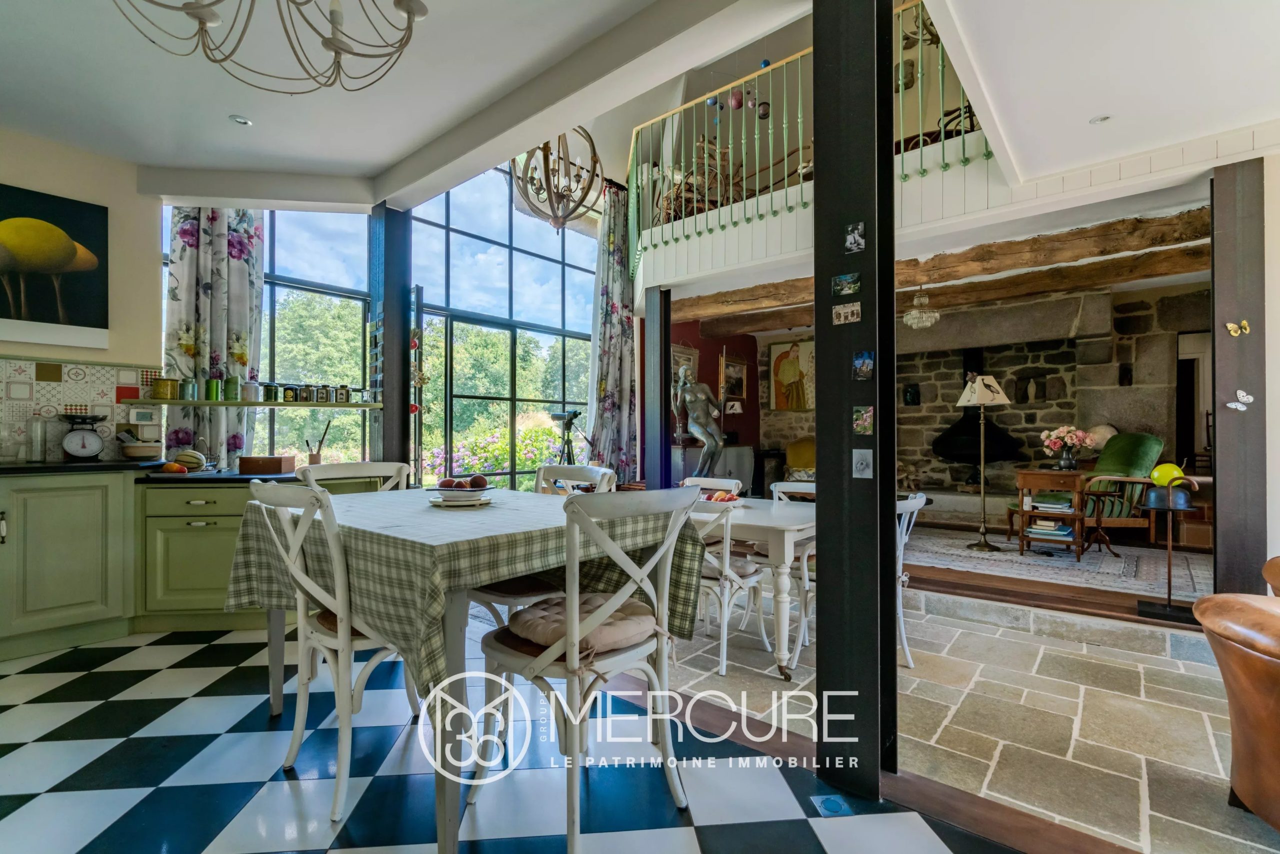 Just 10 minutes from Vannes, an exceptional estate with a charming outbuilding nestled within magnificent parkland. - 21667BR