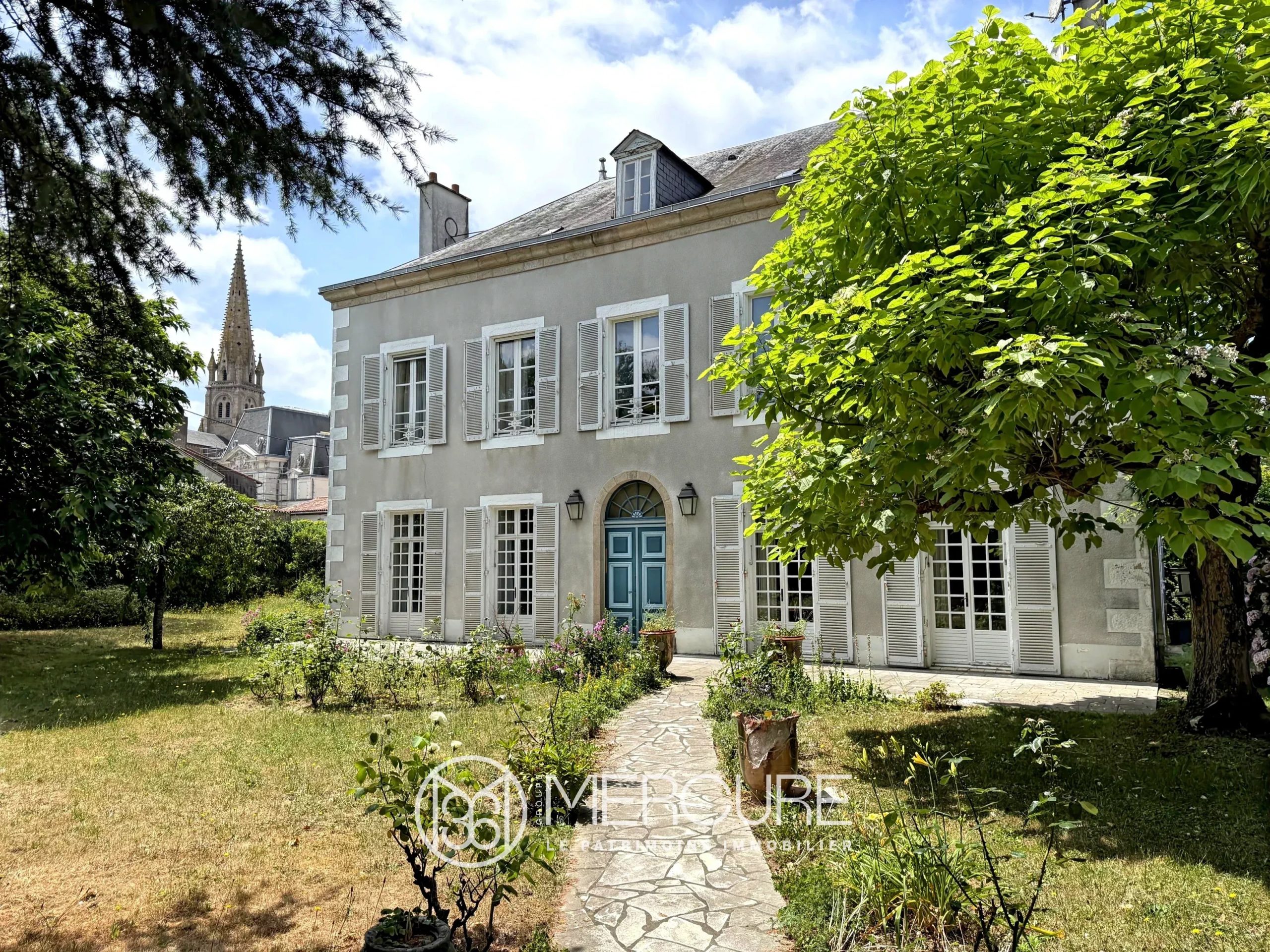 Spacieuse demeure de ville avec jardin - 10398PO