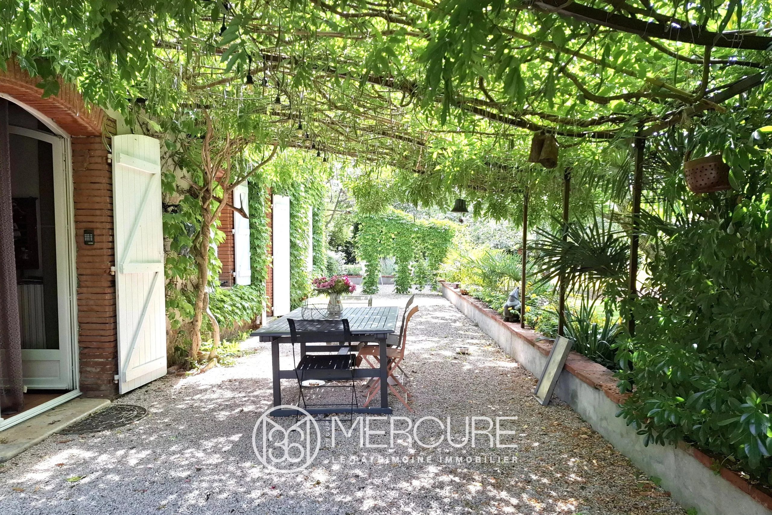 AGREABLE MAISON FAMILIALE – JARDIN – PISCINE - 9356TS