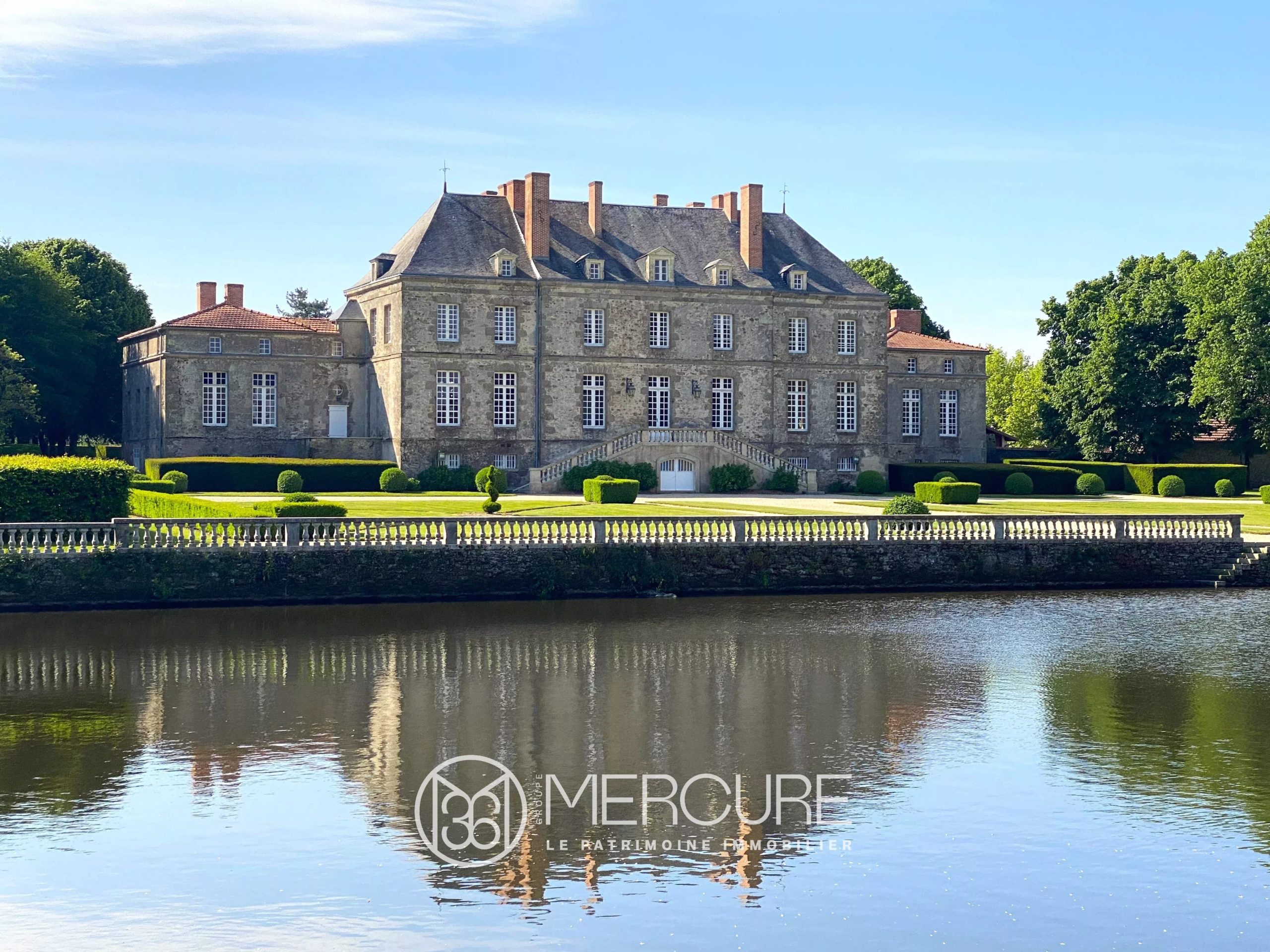 West of France, Magnificent 18th-century chateau, listed as a Historic Monument, set in the heart of a 42-hectare estate. - 21197VE