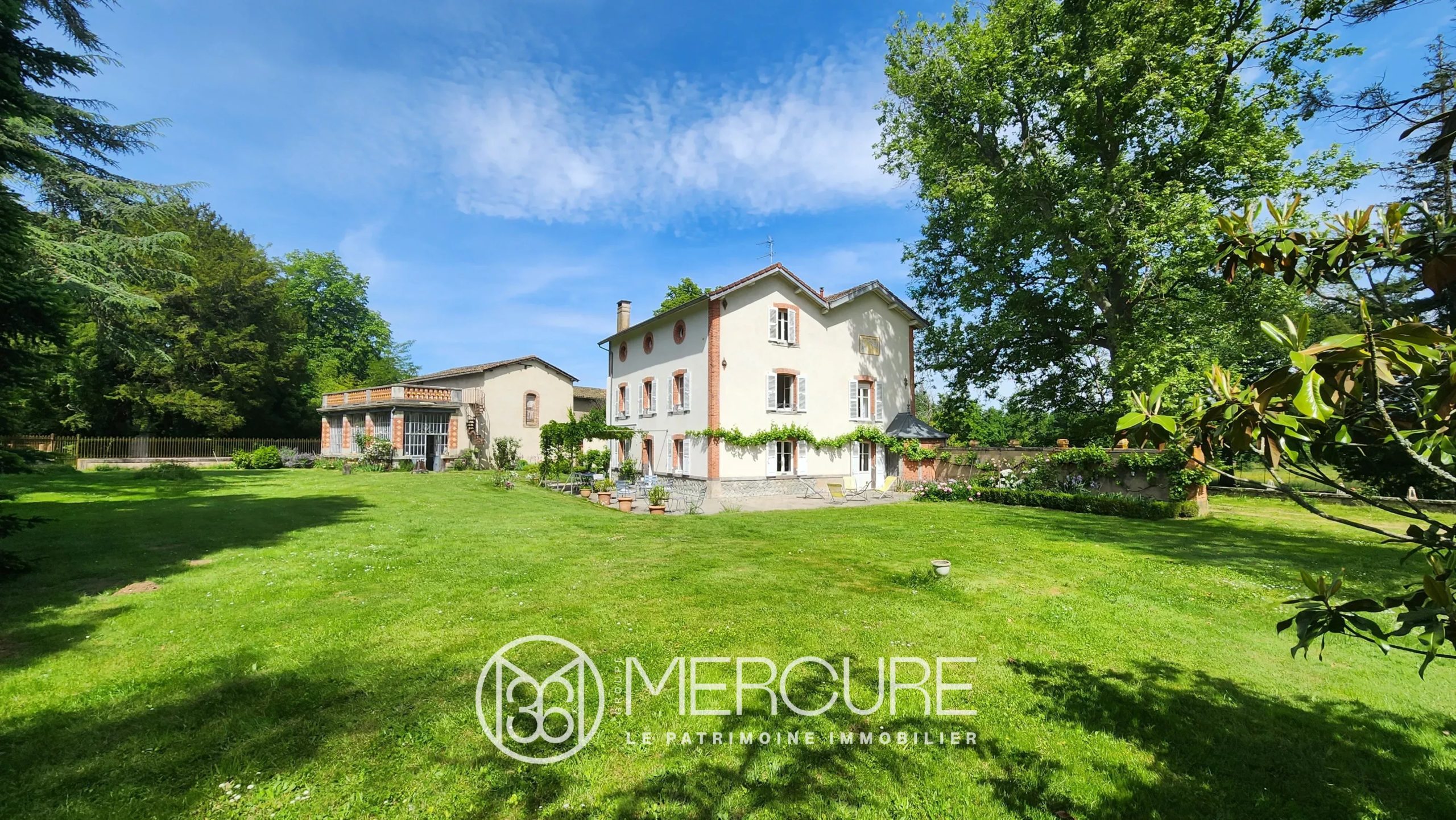 Entre Lezoux et Thiers, maison de caractere et ses dépendances sur 1.2ha - 21653AU