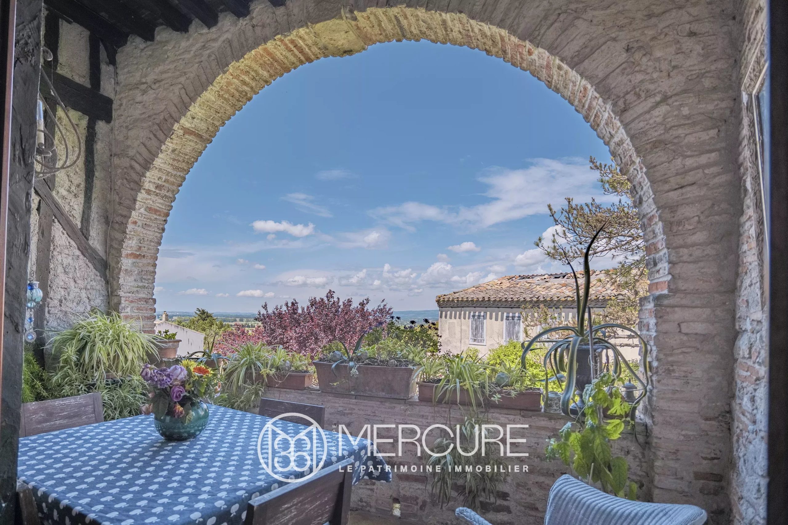 BEAUTIFUL MEDIEVAL HOUSE IN A PRETTY VILLAGE - 9157TS