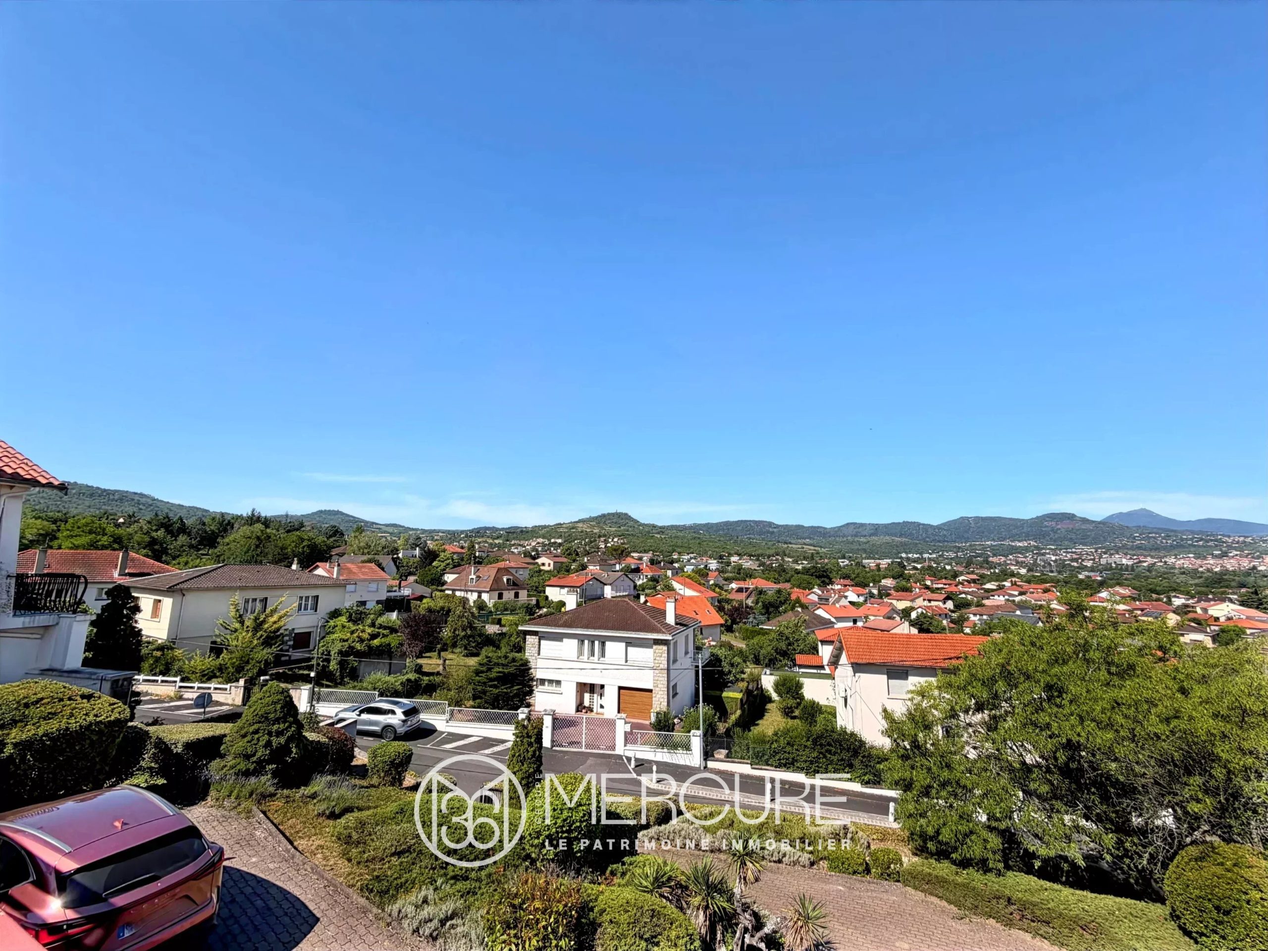 Maison « Californienne » avec grand potentiel et vue panoramique, 5 chambres, terrasses, garage, sur 1947m² - 21685AU