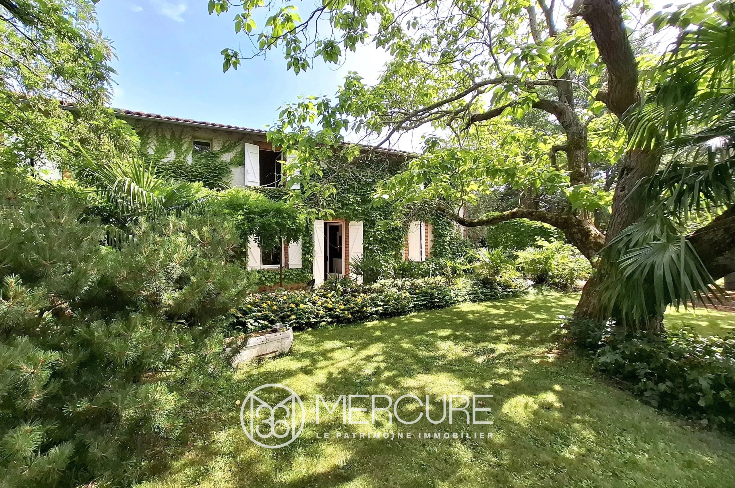 LOVELY FAMILY HOME – GARDEN – SWIMMING POOL - 9356TS