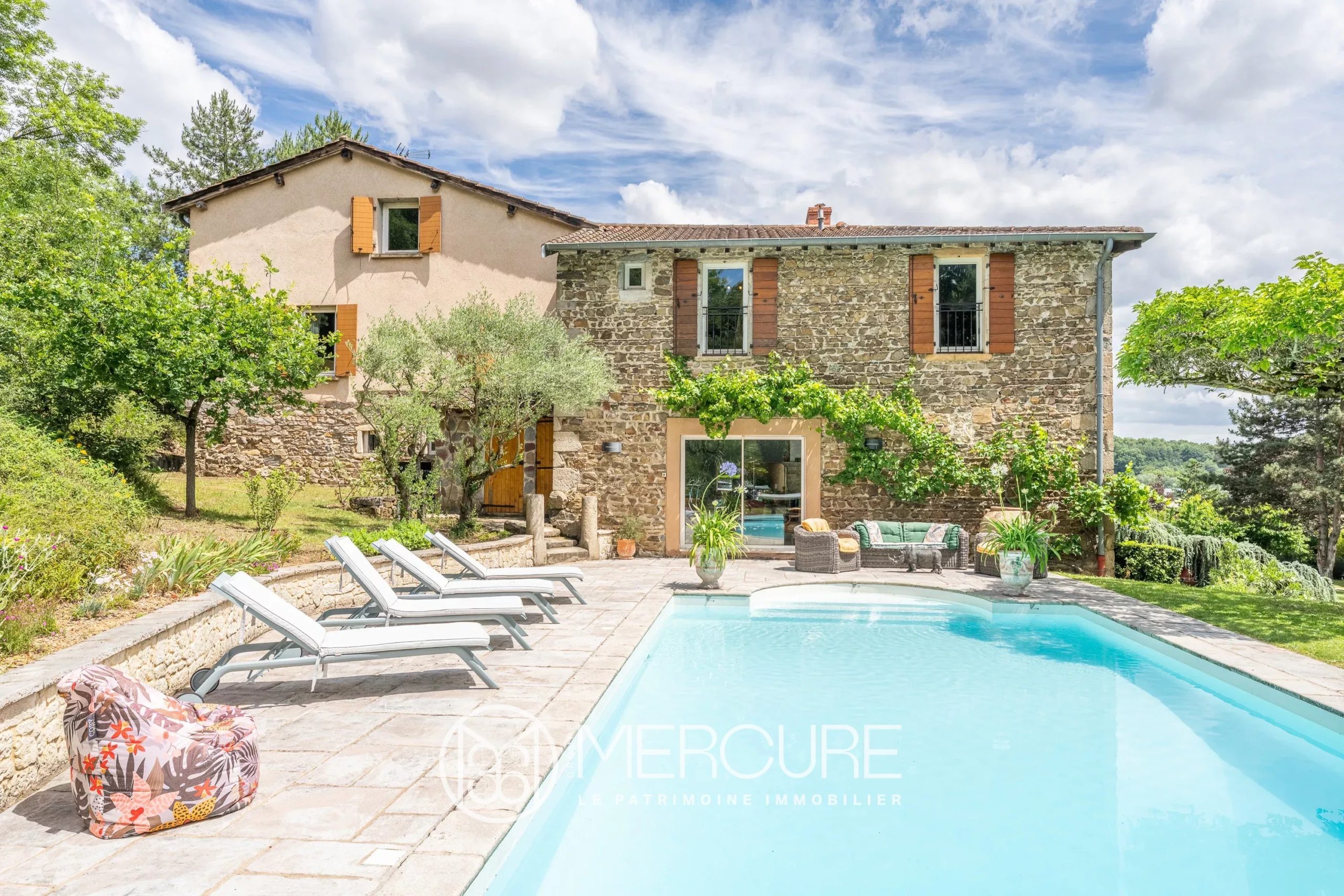 CHAPONOST – Propriété de caractère en pierre – 408 m² habitables au cœur d’un parc arboré avec rivière et piscine - 5087LY