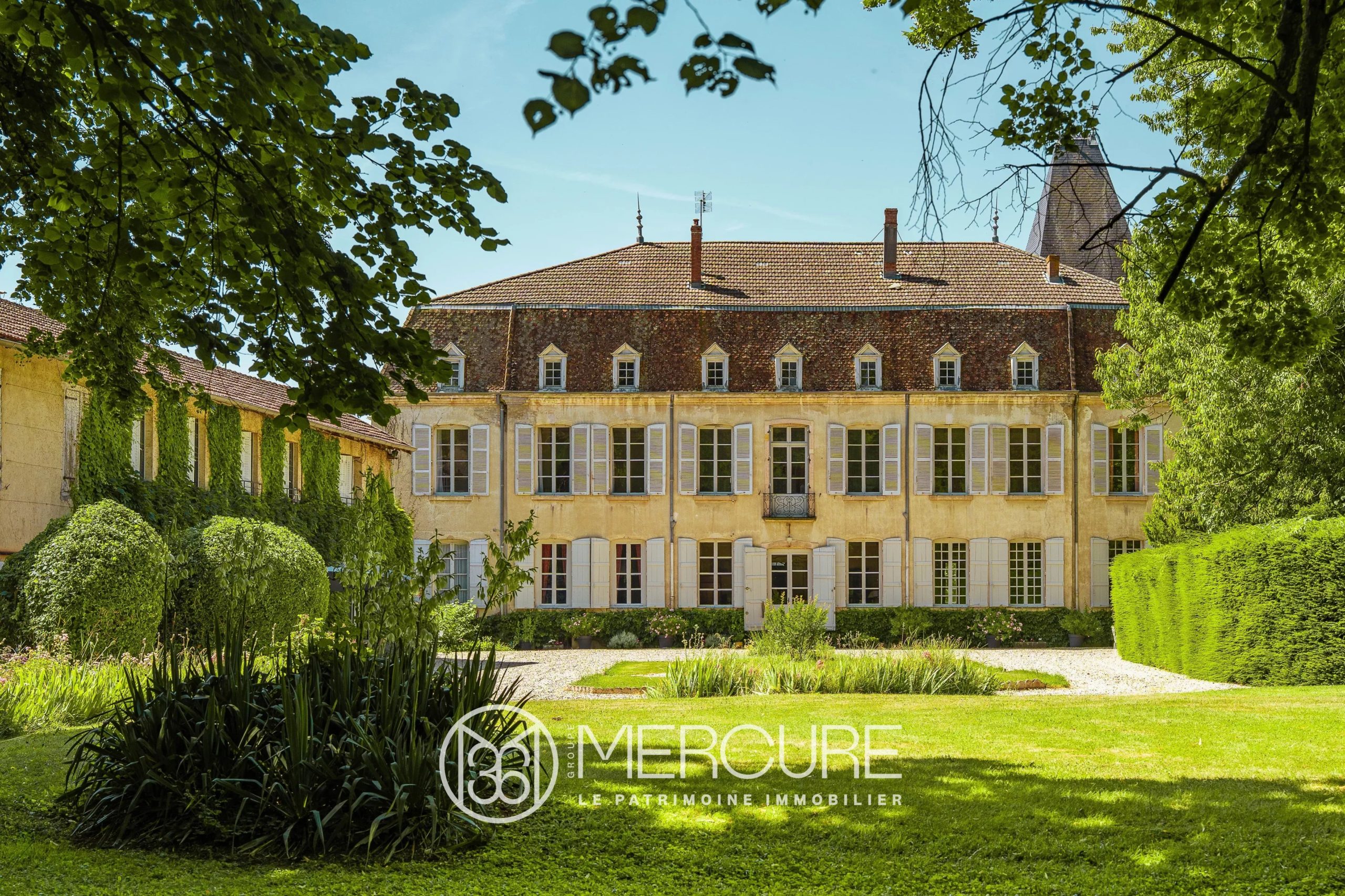 AIN -ENTRE BRESSE ET DOMBES – SPLENDIDE CHATEAU XVIII° s EN COEUR DE VILLAGE - 5116LY