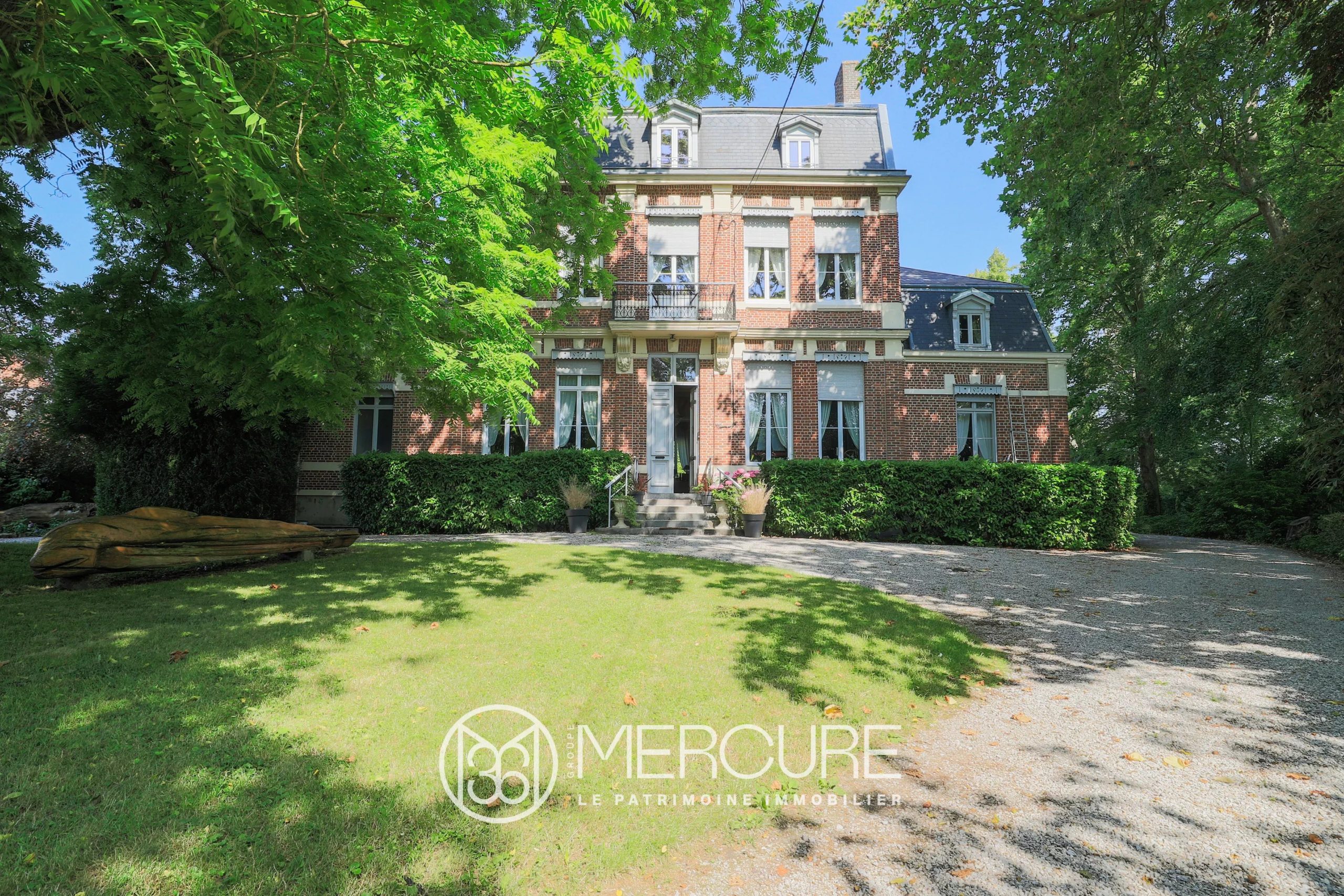 Manoir historique, maison- atelier loft et parc de 3 hectares - 21700NC