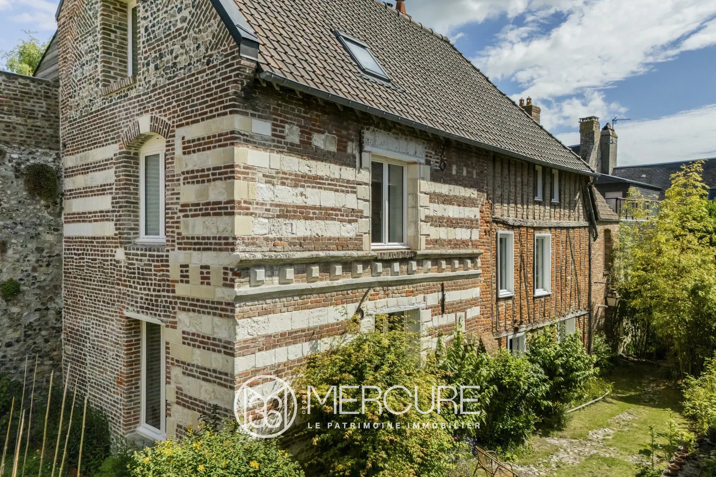 Exclusive: Baie de Somme- character home with independent living unit - 21683NC