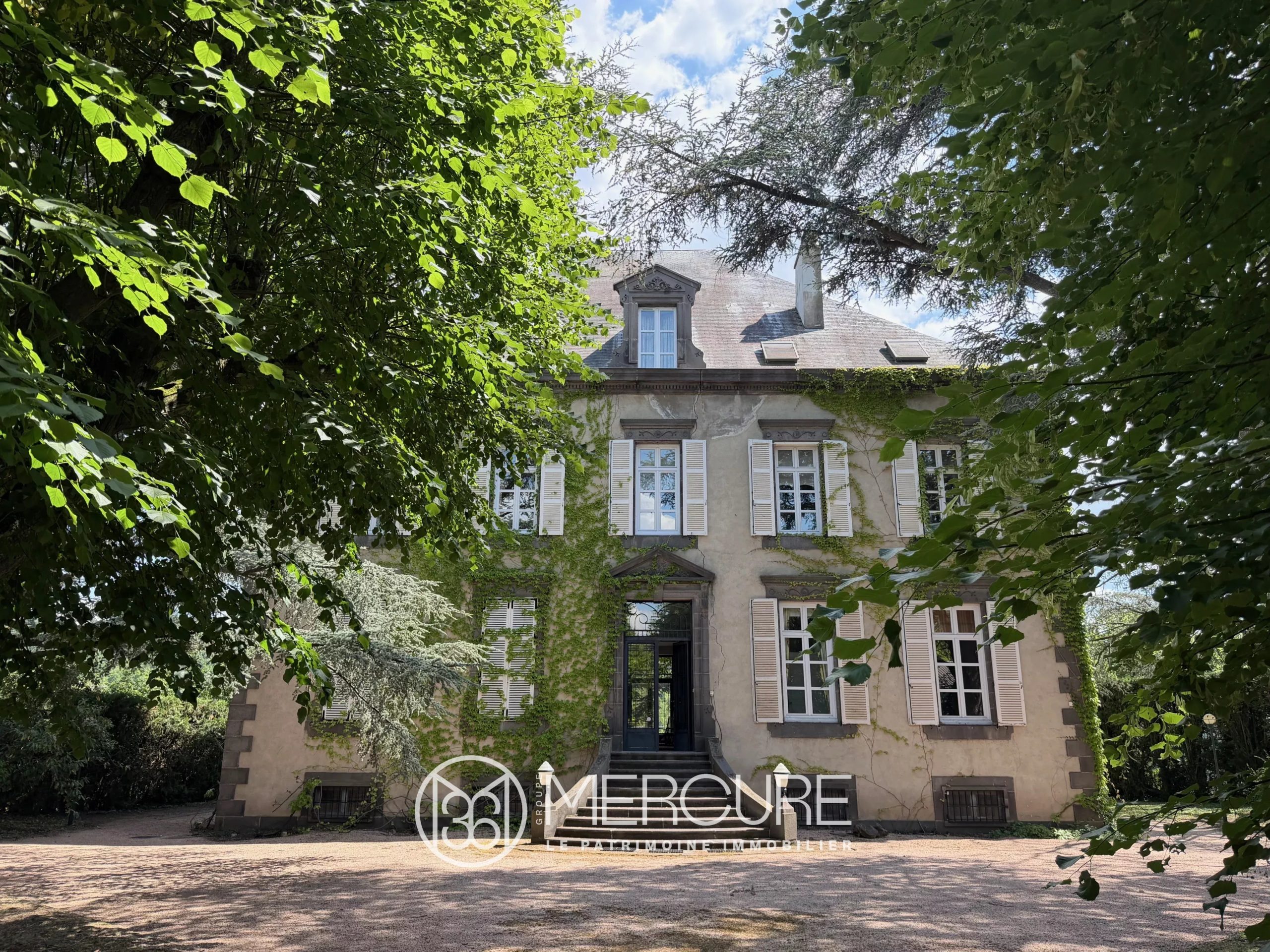 Maison fin XIXe et pavillon de gardien, 766m² hab., garages, piscine, court de tennis, sur 5 432 m²- proche Clermont-Ferrand - 21650AU