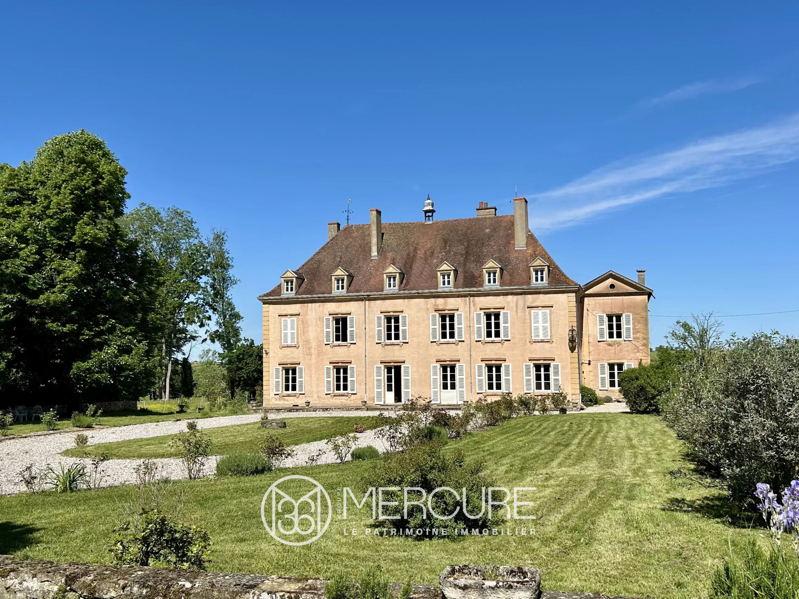 Château brionnais rénové avec très grandes dépendances et ses 28 hectares - 21678VA
