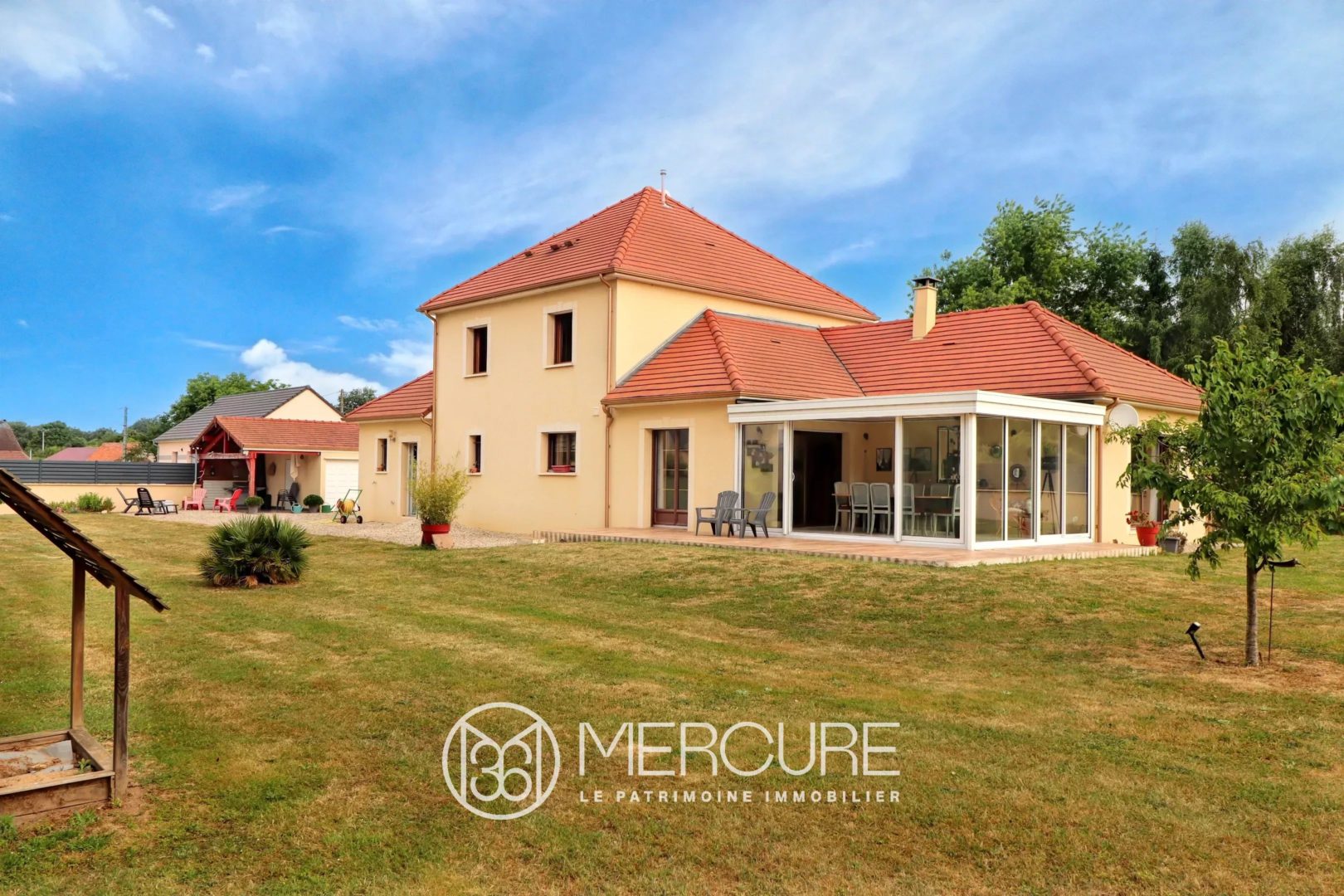 MAISON RECENTE AVEC GRAND JARDIN - 10158PO