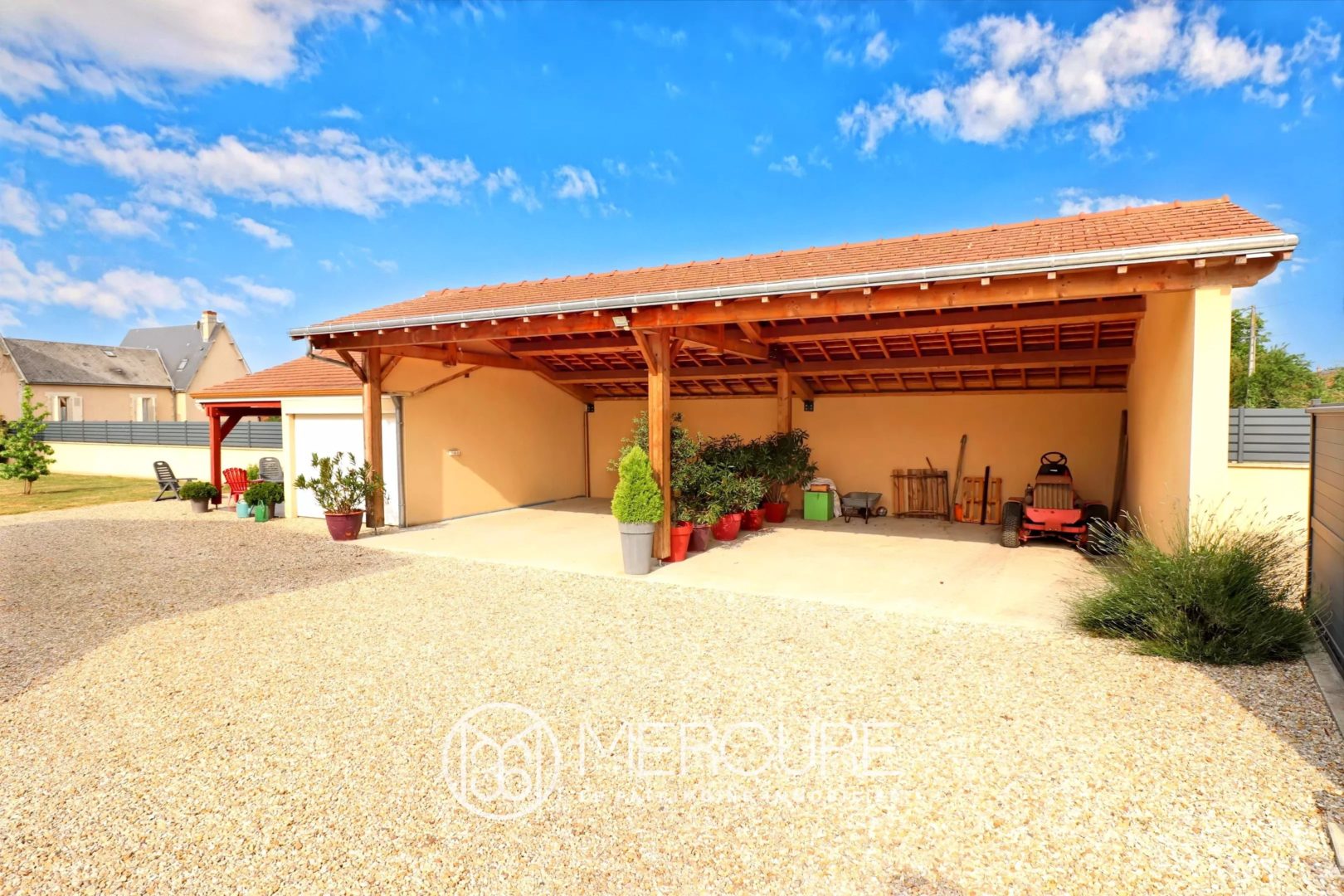 MAISON RECENTE AVEC GRAND JARDIN - 10158PO