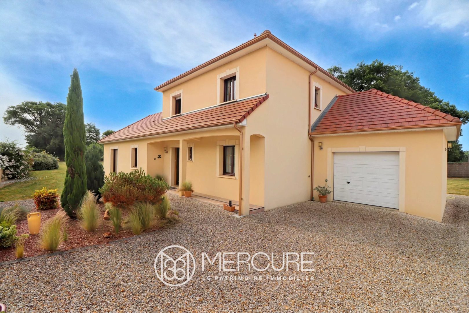 MAISON RECENTE AVEC GRAND JARDIN - 10158PO