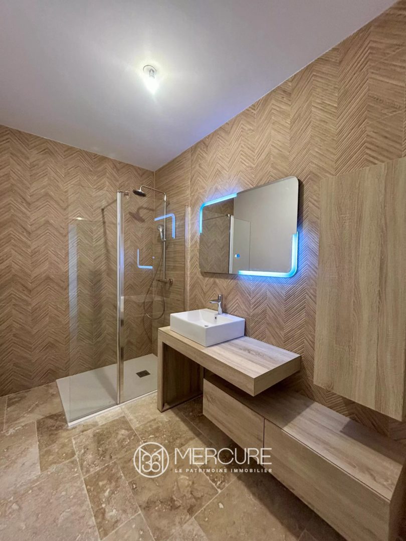 MAISON DE VILLE AVEC TERRASSE ET GARAGE - 10243po