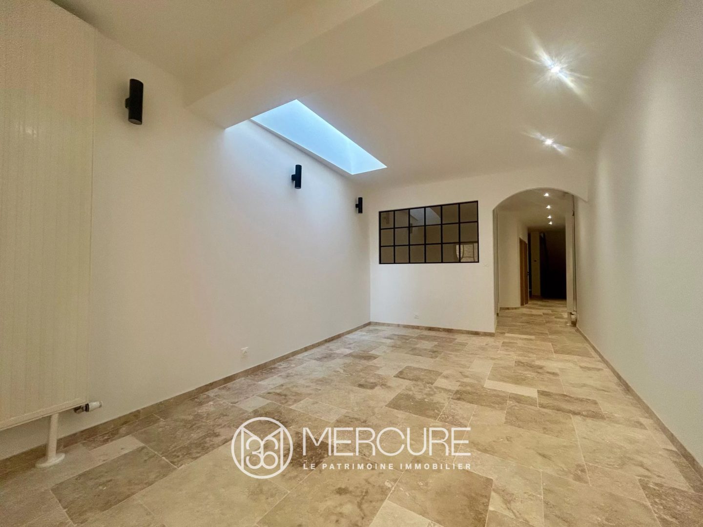 MAISON DE VILLE AVEC TERRASSE ET GARAGE - 10243po