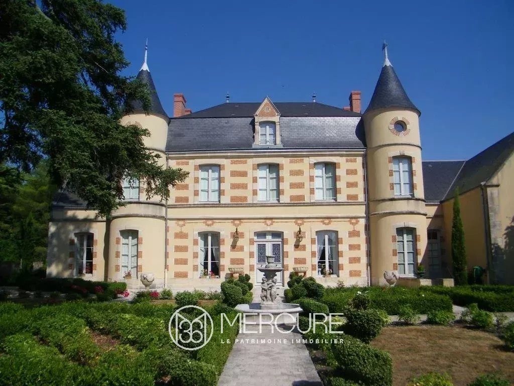 CHATEAU RENOVÉ AVEC PISCINE ET JARDIN A LA FRANCAISE PROCHE POITIERS - 14348vm