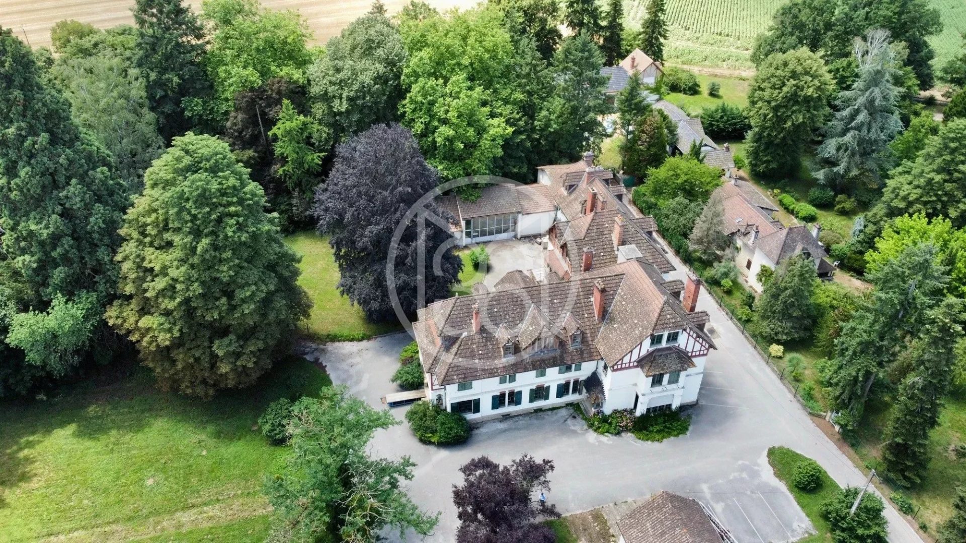 Former 1900 hunting lodge of around 1200 sqm in Côte Chalonnaise - 1586VA