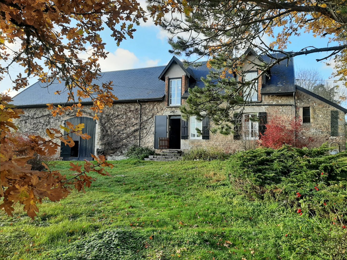 CHARMING COTTAGE with 2900 m² OF LAND - 1662MHL