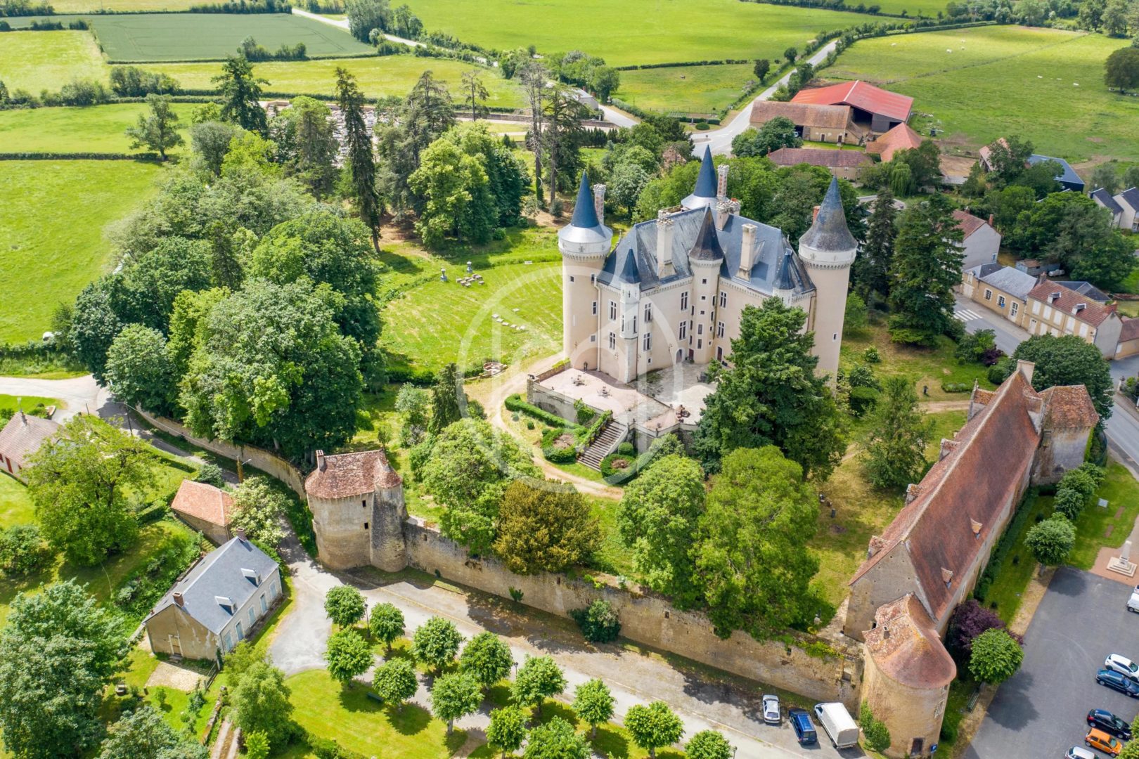 Centre of France – 15th century Fortified Chateau - 18877CL