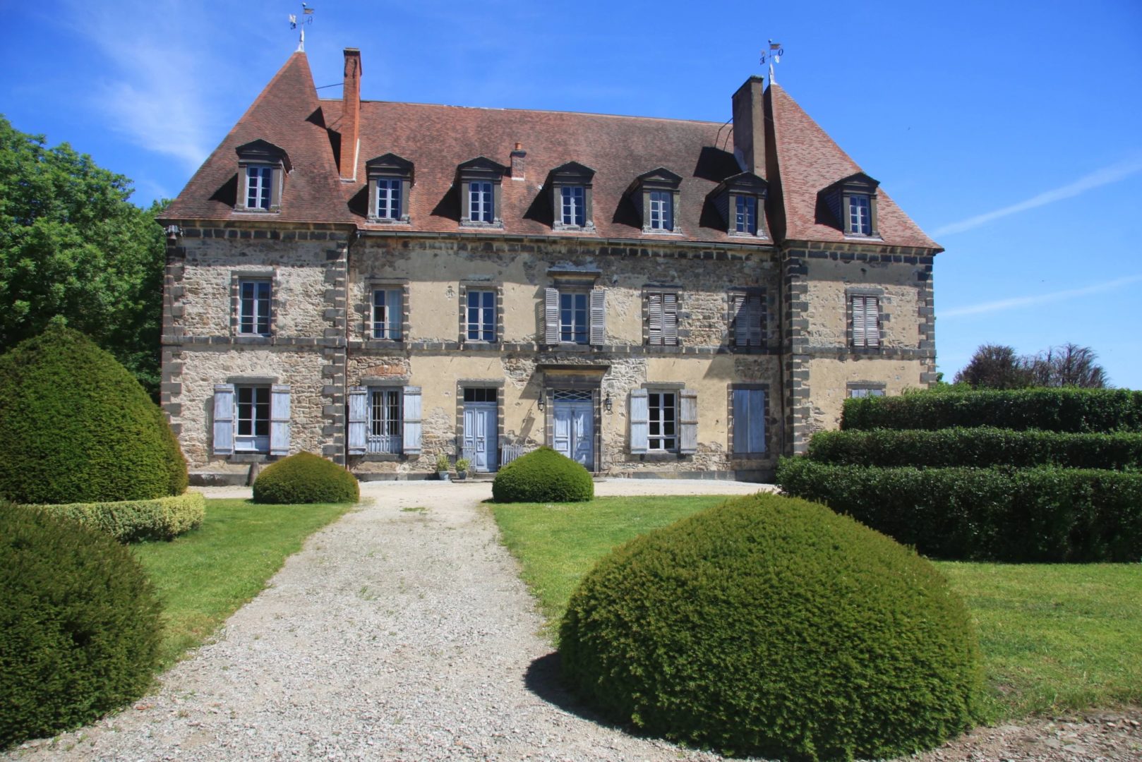AUTHENTIC 18TH CHATEAU AND ITS OUTBUILDINGS ON 1.4HA - 19427AU