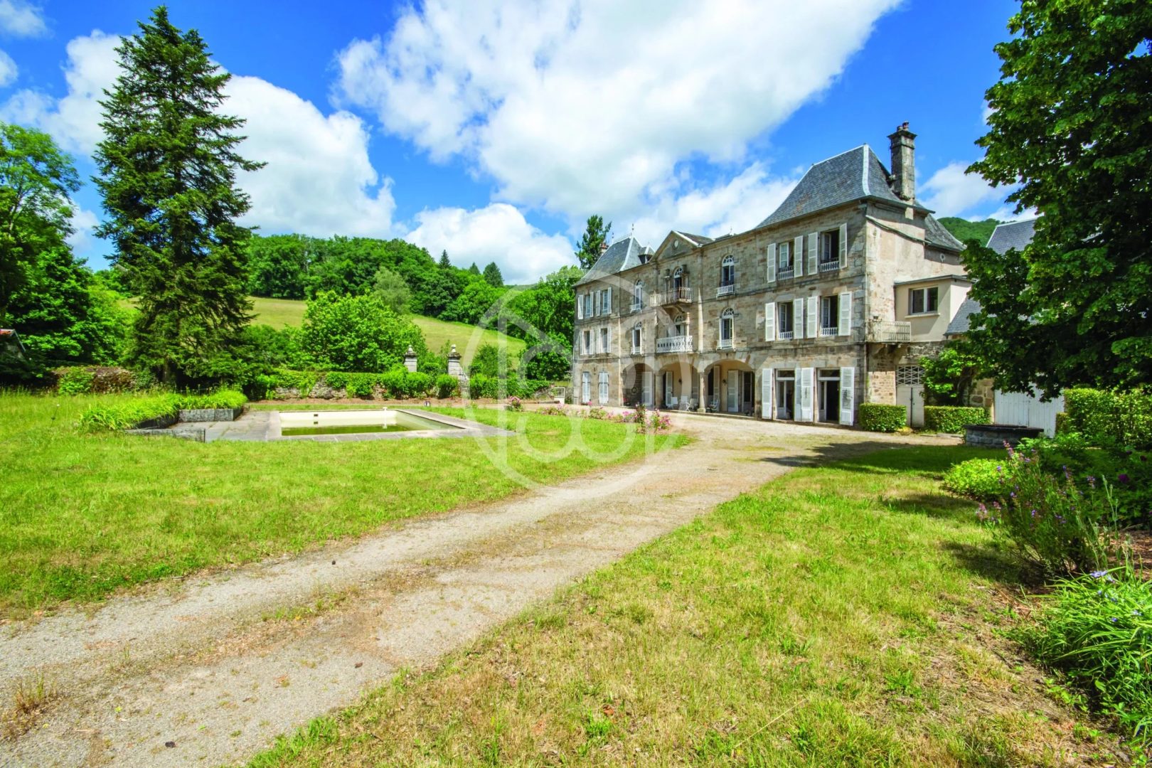 Exclusivité, propriété remaniée au XIXéme siècle, en bordure de la Dordogne, à 10min de Bort les Orgues et ses commodités. - 20102AU