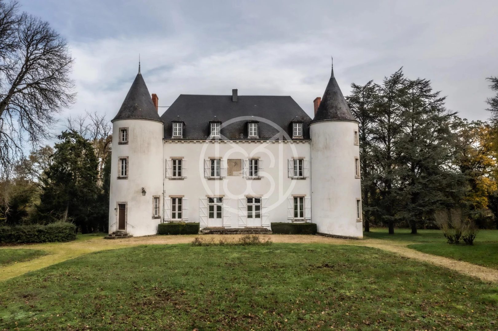 Chateauroux, 16th century castle, 400m² on 3ha park – river – Two houses – outbuildings - 20263cl