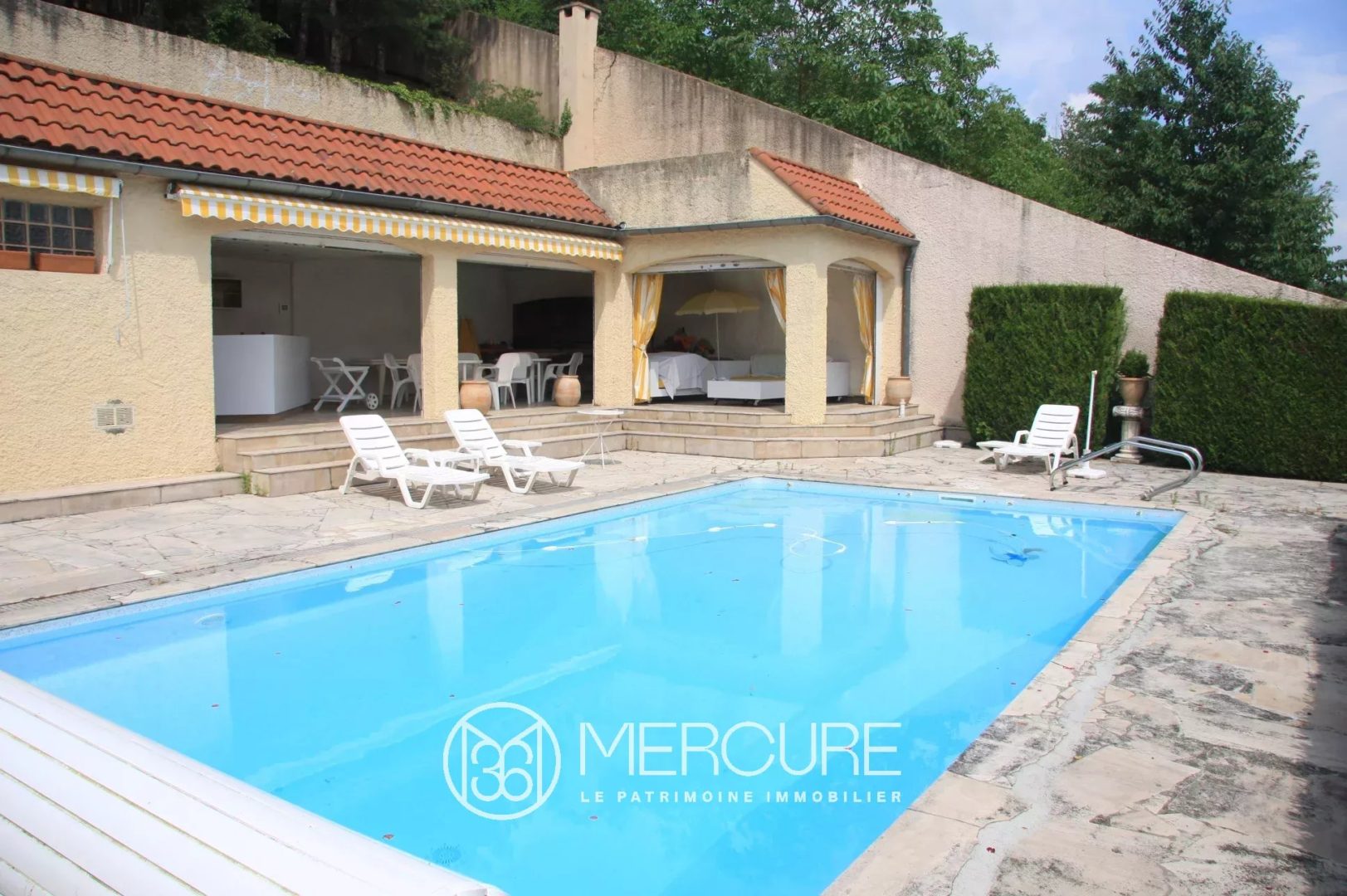 Maison d’architecte de  450m² avec dépendances, tennis et piscine - 20677AU