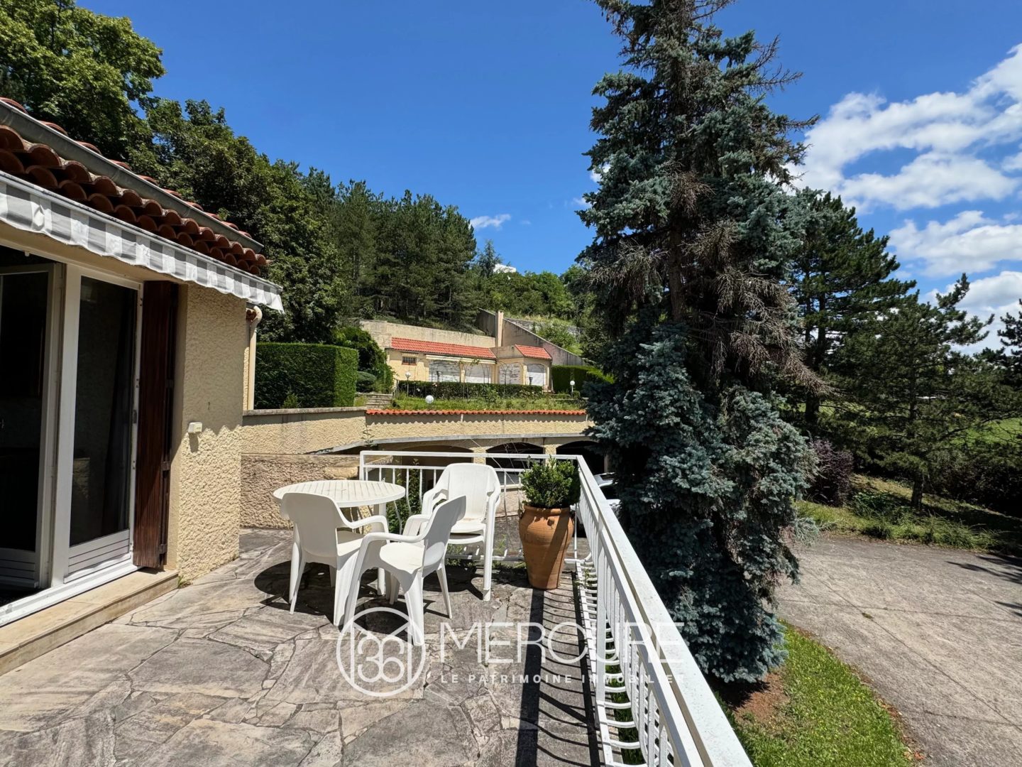 Maison d’architecte de  450m² avec dépendances, tennis et piscine - 20677AU