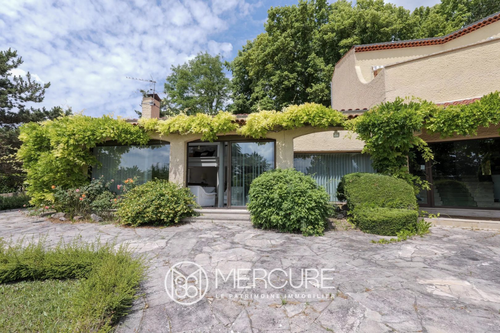 Maison d’architecte de  450m² avec dépendances, tennis et piscine - 20677AU