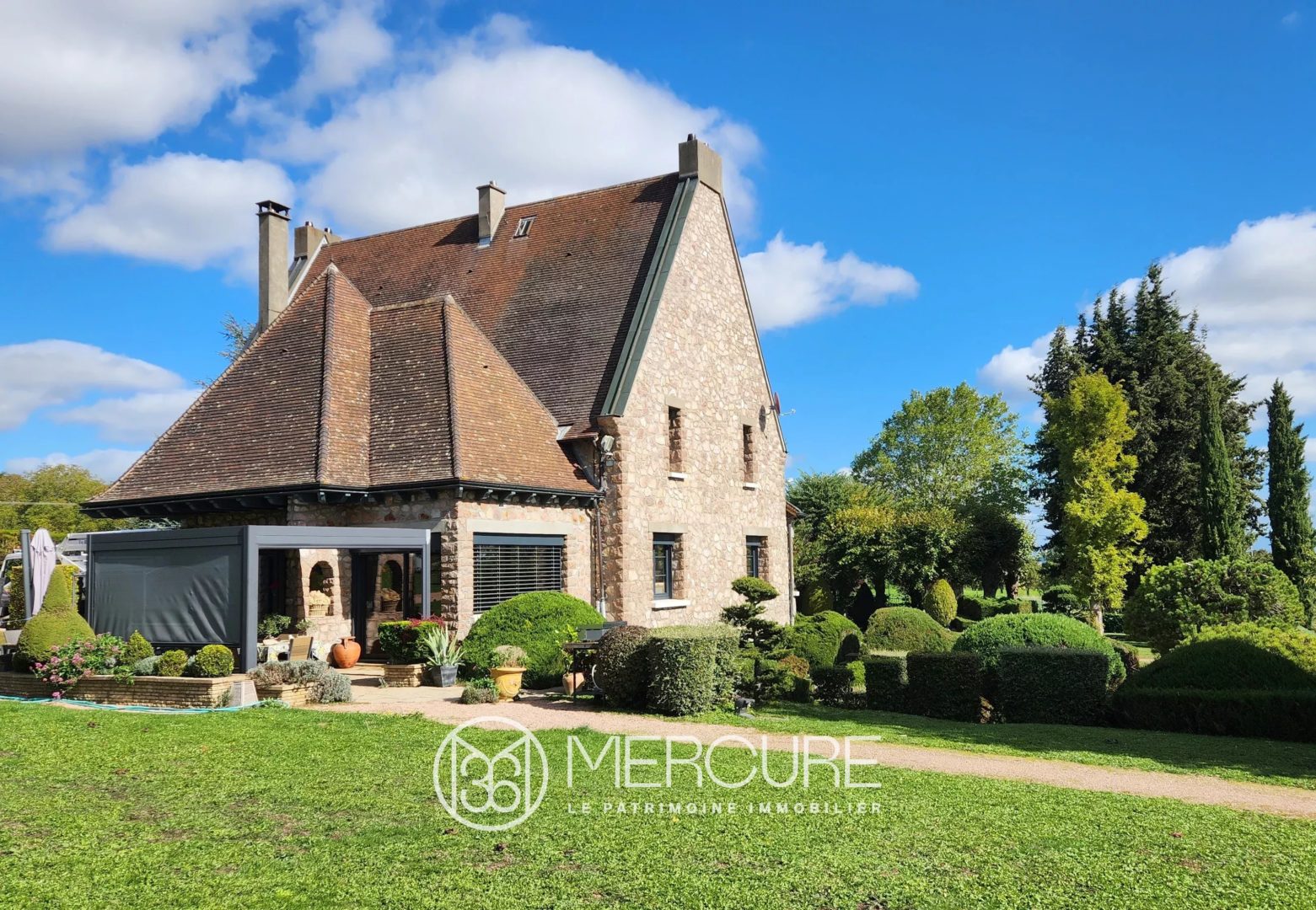 Puy de Dôme entre Clermond-Ferrand et Vichy, Maison moderne d’exception de 216m² en 9 pièces - 21337AU