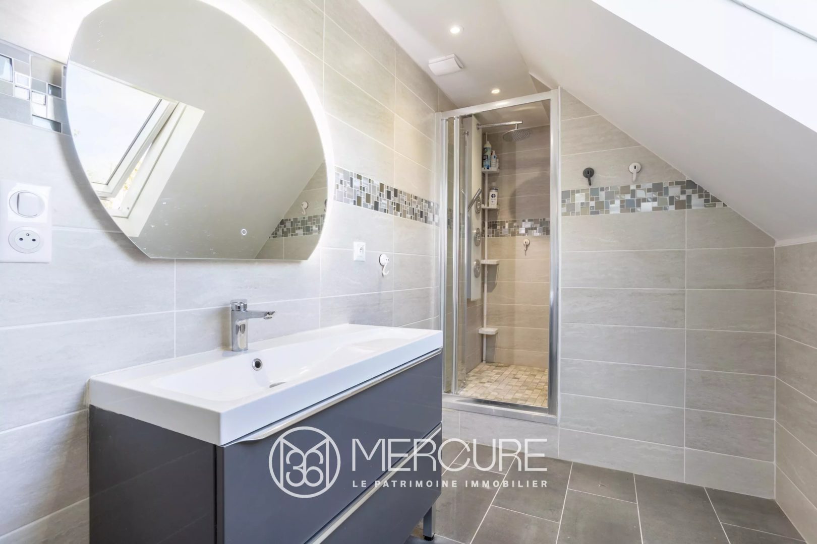 PLUGUFFAN – ANCIENNE FERME DE TROIS LONGERES ET HANGARS SUR 1,4 HA - 21359BR