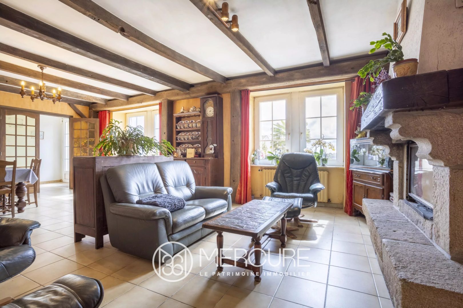 PLUGUFFAN – ANCIENNE FERME DE TROIS LONGERES ET HANGARS SUR 1,4 HA - 21359BR