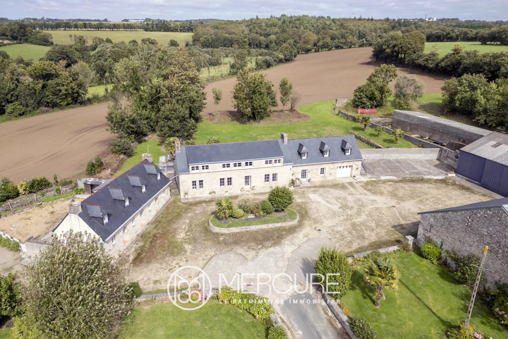 PLUGUFFAN – ANCIENNE FERME DE TROIS LONGERES ET HANGARS SUR 1,4 HA - 21359BR