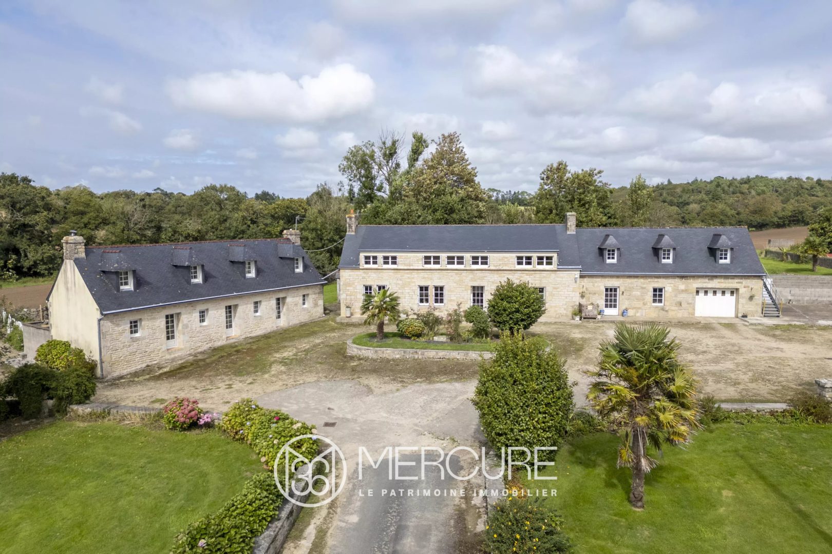 PLUGUFFAN – ANCIENNE FERME DE TROIS LONGERES ET HANGARS SUR 1,4 HA - 21359BR