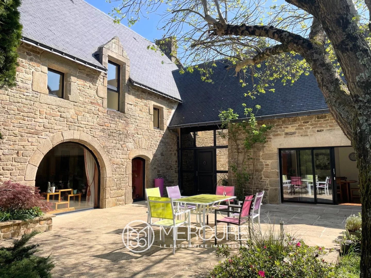 Morbihan, à 15 min de la mer, propriété en pierres du XVIIIe siècle, piscine et parc - 21377BR