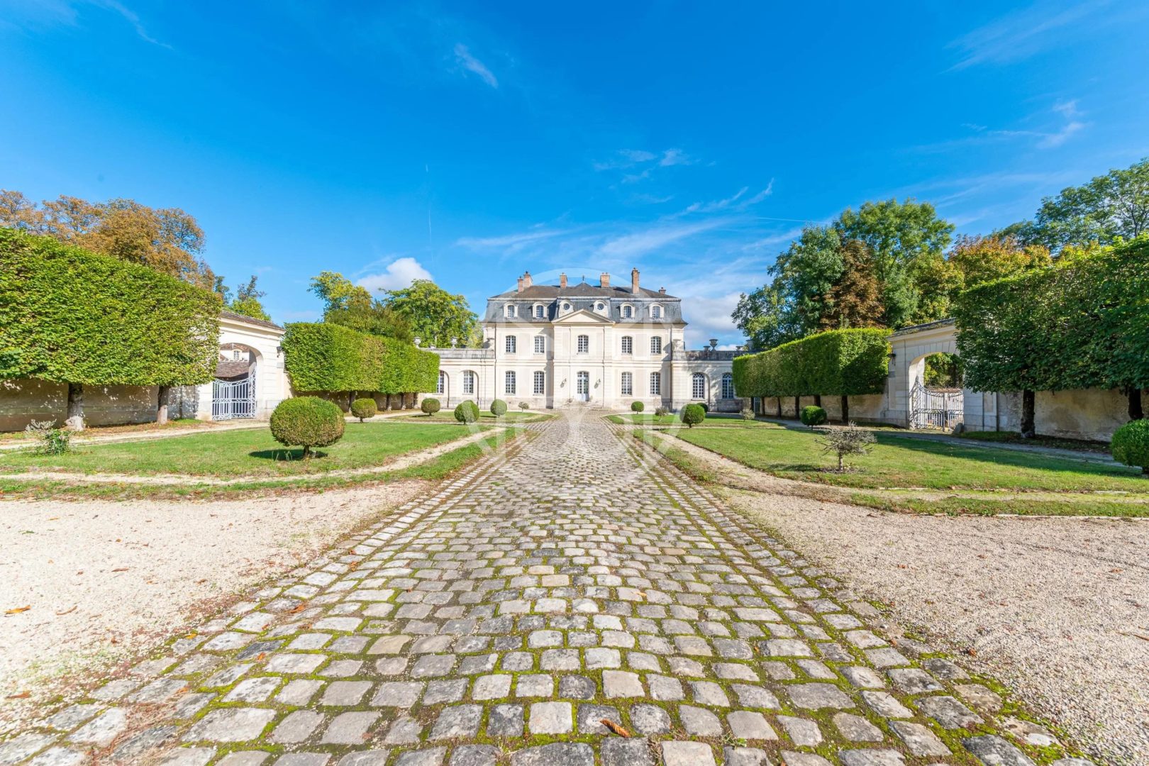 South-East of Paris, exceptional listed Chateau - 21548IF