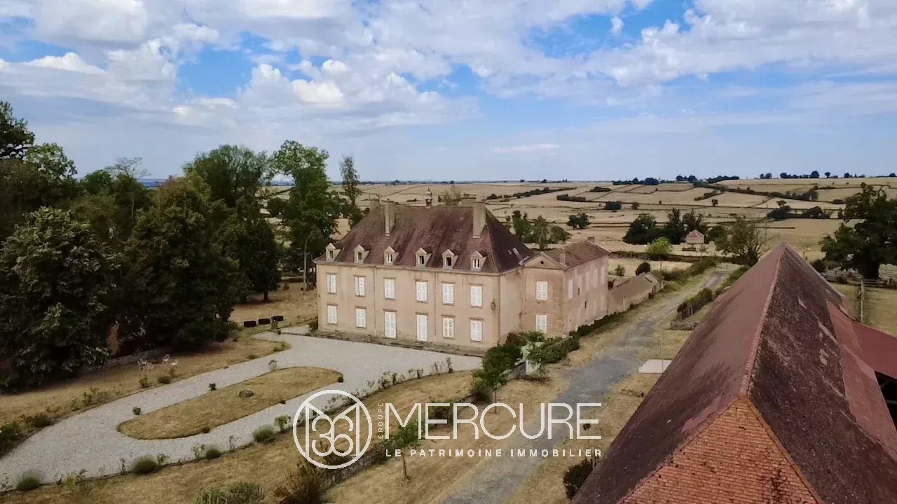 Château brionnais rénové avec de très grandes dépendances et ses 28 hectares