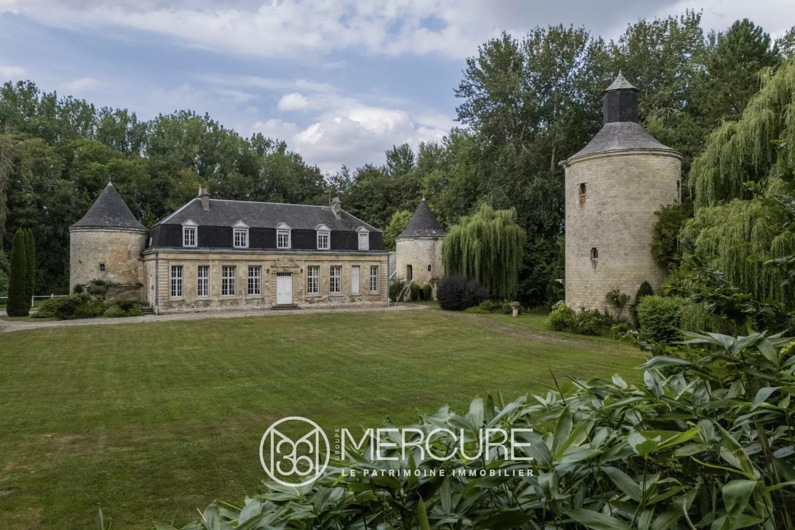 Maison de village en pierre de taille, parc de 5 hectares