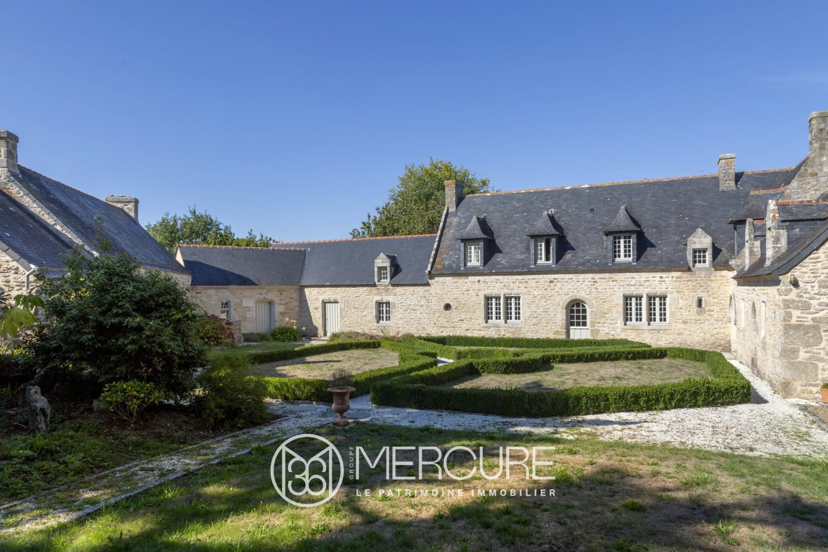 Maison 12 pièces 345 m² · à Pont-l'Abbé · 345 m² · 1 930 000 €