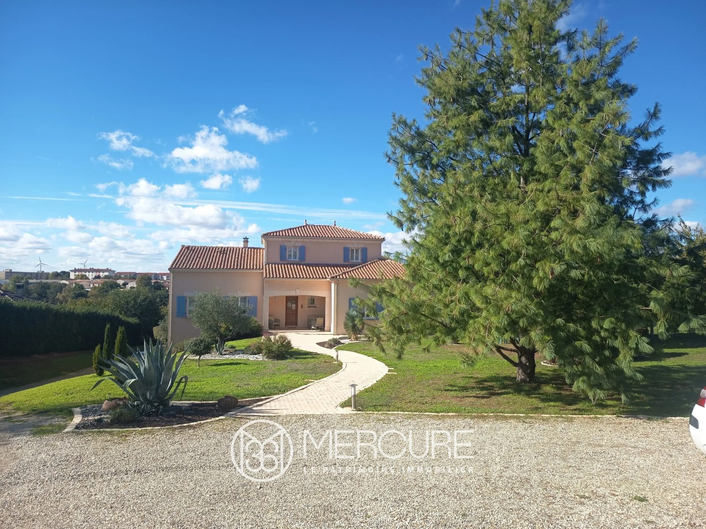 Maison 8 pièces 230 m² · à Ruffec · 230 m² · 465 000 €