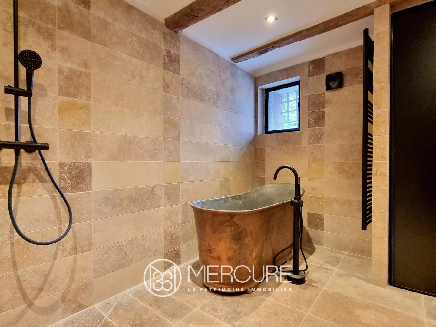 Propriété de 415 m² - 4682LY