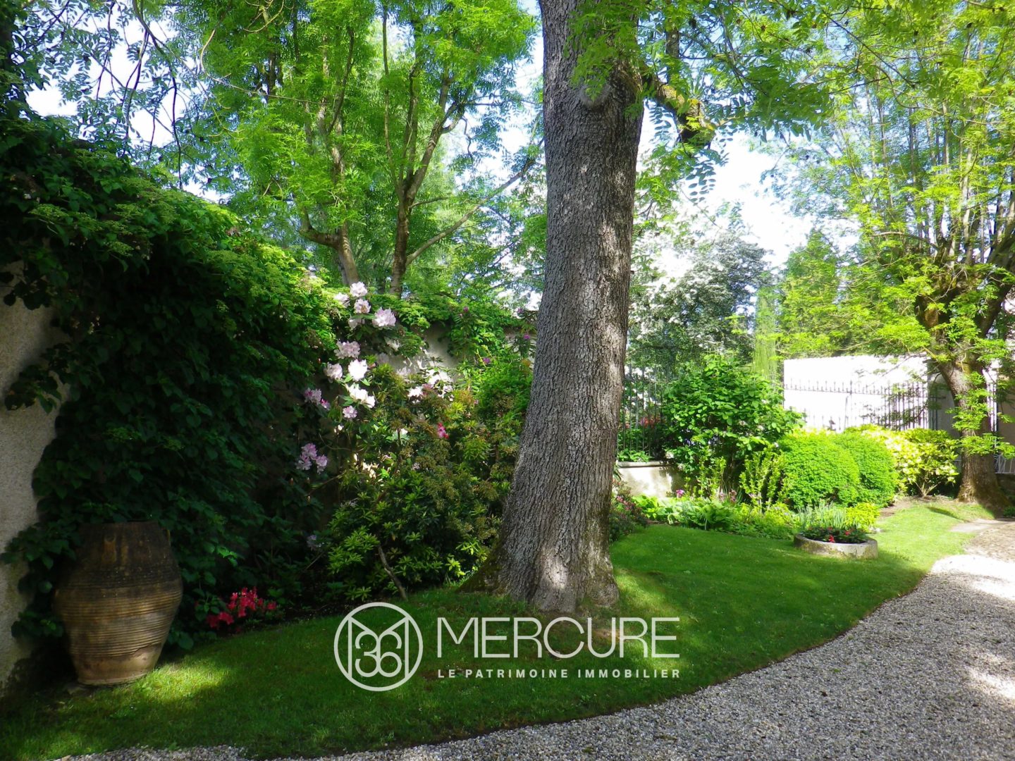 À VENDRE – ÉCULLY – SOMPTUEUSE PROPRIÉTÉ FAMILIALE AVEC PISCINE, TENNIS & TERRAIN DIVISIBLE – 3 000 000 € - 4903LY