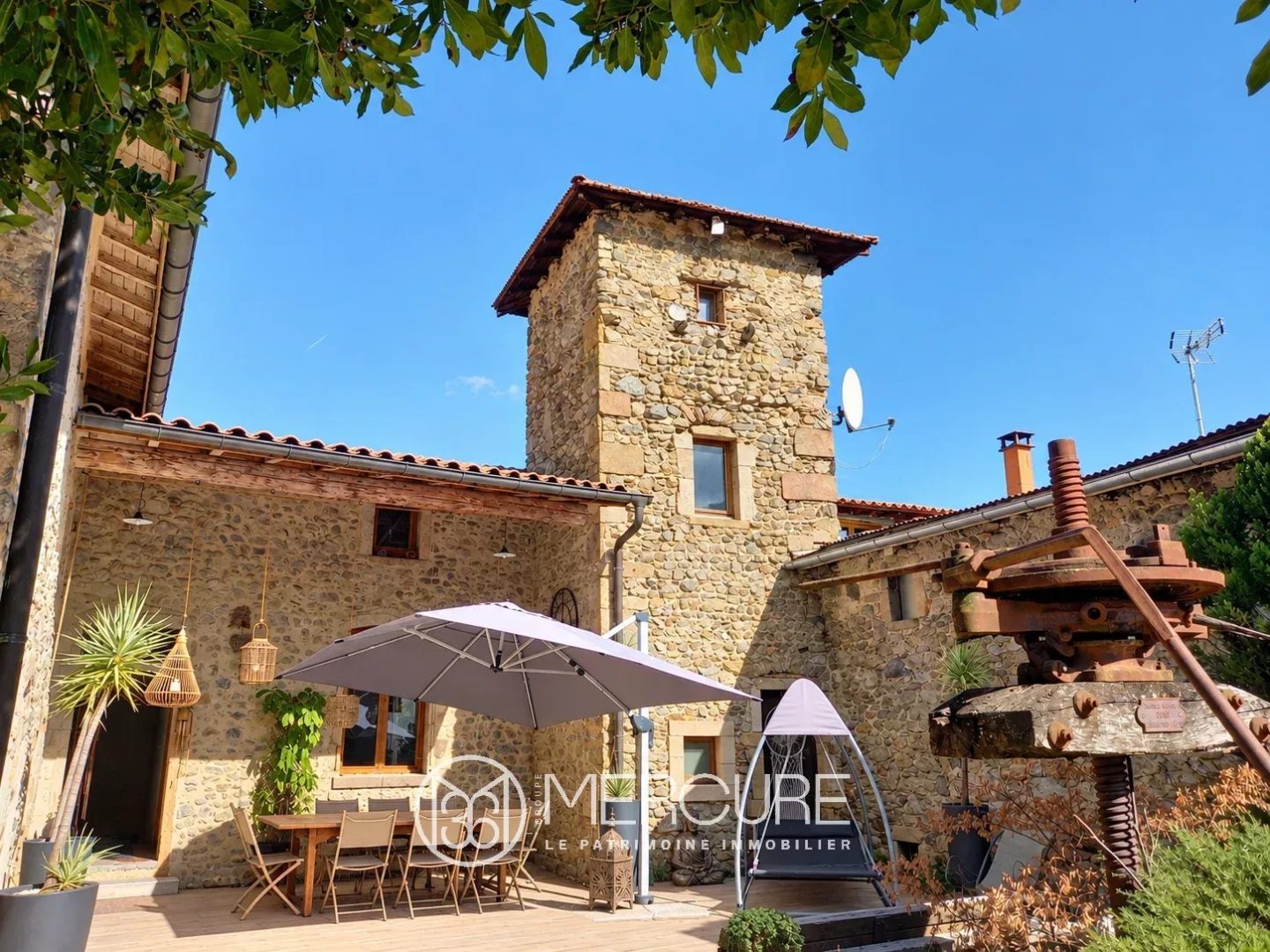 Maison 11 pièces 403 m² · à Saint-Pierre-de-Bœuf · 403 m² · 630 000 €